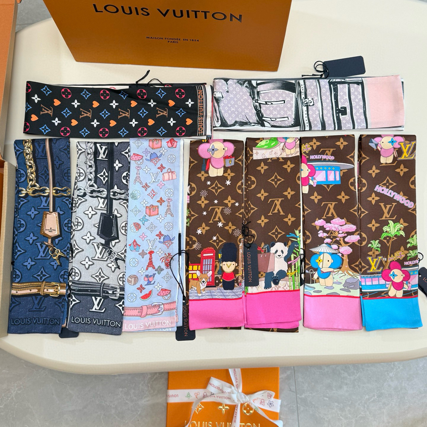 NO:379032,A must-have for goddesses LV hairband Imported silk fabrics are very special touch, super multi-purpose scarves, headbands, bag accessories, belts... etc., etc., super easy to control. Summer clothes and bags] Top silk shine is super strong and exquisite, this is really something you must buy [Silk Double-layer Double-sided] 8*120CM..Scarves, streamers, streamers, hair tie, louis vuitton, real silk19860909批女神必入 LV束发带 进口真丝面料非常特别的触感 超多用途领巾、发带、包包配饰、腰带.....等等等等,超好驾驭 夏季配衣服 配包包】顶级真丝光泽感超级强 精美无比 ,这款真的是一定要入手的【真丝双层双面】8*120CM..丝巾,飘带,飘带，发束,louis vuitton,real silk,accessory