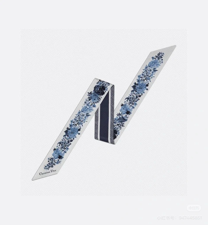 NO:378992,Batch Winter Garden Hairband Fabric 18 Mmmi Silk Size 6*105 Color White Blue This scarf is decorated with the unique D-Hive prints of this series, which interprets Mr. D's tapestry with poetic design. It is carefully crafted from white mulberry silk twill fabric, double-sided design, with hand-curled edges, embellished with C D logo. It can be tied to the neck or used as a headscarf to create an overall look with D-style style. Double-sided multi-color D-Hive prints C D logo Hand-curled edge scarf, streamers, streamers, hair tie, dior, real silk19860909批 冬季花园束发带 面料18姆米真丝 尺寸6*105 颜色白色 蓝色 这款方巾饰以该系列别出心裁的 D家Jardin d'Hiver 印花,以充满诗意的设计演绎 D先生的挂毯.采用白色桑蚕丝斜纹面料精心制作,双面设计,搭配手工卷边,点缀以C D标志.可系在颈部或作为头巾使用,打造富有 D家风情的整体造型. 双面多色 D家 Jardin d'Hiver 印花 C D标志 手工卷边丝巾,飘带,飘带，发束,dior,real silk,accessory