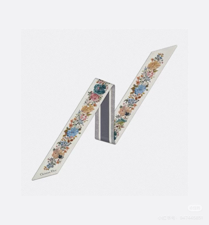 NO:378998,Batch Winter Garden Hairband Fabric 18 Mmmi Silk Size 6*105 Color White Blue This scarf is decorated with the unique D-Hive prints of this series, which interprets Mr. D's tapestry with poetic design. It is carefully crafted from white mulberry silk twill fabric, double-sided design, with hand-curled edges, embellished with C D logo. It can be tied to the neck or used as a headscarf to create an overall look with D-style style. Double-sided multi-color D-Hive print C D logo Hand-curled edges Scarf, streamers, streamers, hair tie, dior, real silk19860909批 冬季花园束发带 面料18姆米真丝 尺寸6*105 颜色白色 蓝色 这款方巾饰以该系列别出心裁的 D家Jardin d'Hiver 印花,以充满诗意的设计演绎 D先生的挂毯.采用白色桑蚕丝斜纹面料精心制作,双面设计,搭配手工卷边,点缀以C D标志.可系在颈部或作为头巾使用,打造富有 D家风情的整体造型. 双面多色 D家 Jardin d'Hiver 印花 C D标志 手工卷边 丝巾,飘带,飘带，发束,dior,real silk,accessory