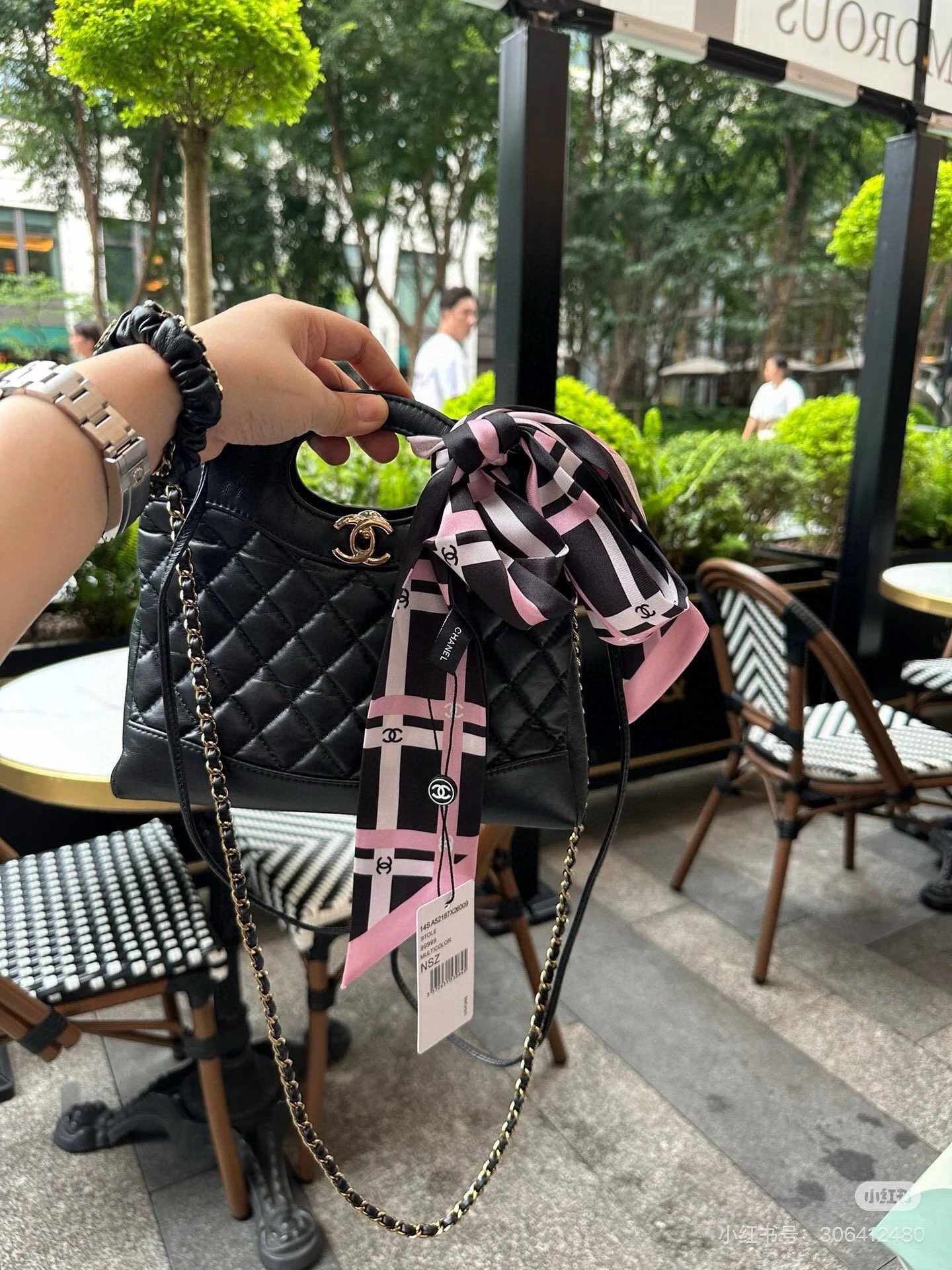 NO:379009,Plot the super beautiful Xiaoxiang's latest double-sided Twilly has a big brand aura!  Twill silk has a super strong luster. It can be seen from the picture that the quality is extraordinary and the gift is very suitable for your own use. It can be wrapped around the neck, wrist and waist, and can also be matched on your beloved bag to make your bag look brand new. Size 6cm scarf, streamers, streamers, hair tie, real silk19860909批超美 小香最新双面Twilly超有大牌气场！斜纹真丝光泽感超级强 从图中就可以看出来品质非凡送礼自用都超合适的一款既可绕于颈间,亦可缠于腕部、腰部,同样也可以搭配在心爱的包包上,让你的包包焕然, 尺寸6cm丝巾,飘带,飘带，发束,real silk,accessory