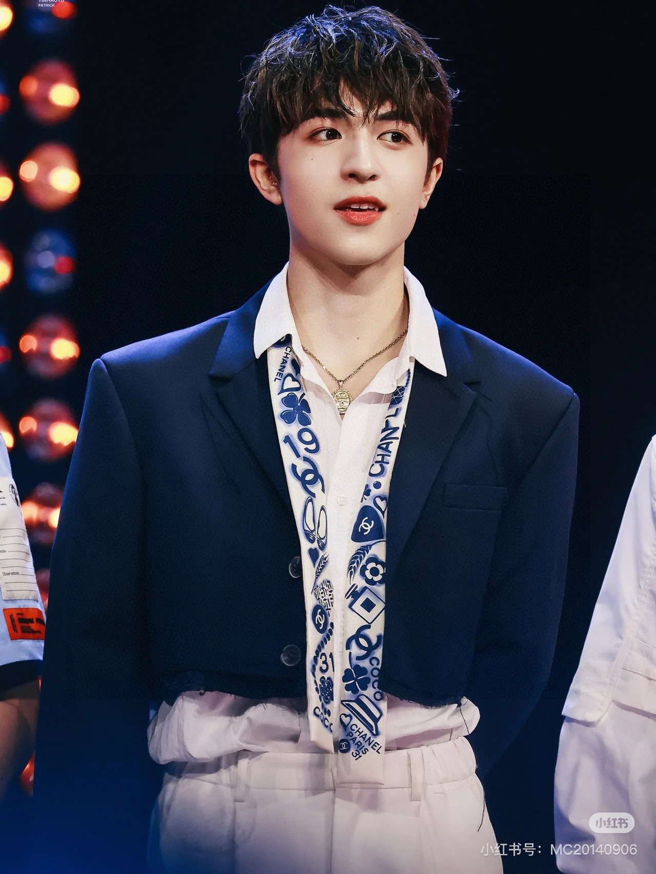 NO:379086,The chanel Twilly little scarf is here, Chanel cartoon letters are a real cute little, everyone has three hands to see, I don’t stop them. N hasn’t seen such a beautiful twilly for a long time. It’s really fragrant, it’s a must-have artifact for concave shapes. The number is not a lot. It won’t always be useful. It’s very high, tied hair, tied bags, etc.... Unique, it’s better not to be missing. Material: Twill silk Size/6cm silk scarf, streamers, streamers, hair tie, chanel, chanel, real silk19860909批香奈儿Twilly小丝巾来了,Chanel 卡通字母 名副其实的小可爱, 人手三条闭眼收,我都不拦着 N久都没有见过这么好看的twilly 真的是真香本香了,凹造型必备神器 數量不是很多.也不會一直有 實用率賊高,綁頭髮,綁包包,等等等等… 独一无二,宁缺毋 材质:斜纹真丝 尺寸/6cm丝巾,飘带,飘带，发束,chanel,chanel,real silk,accessory