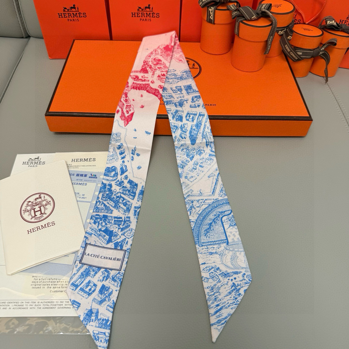 NO:378868,Bill!  Classic City of Horse Scarf The best of all year round represents the ultimate goal of the scarf. Although it is far ahead, the appearance and matching are excellent. So don’t hesitate. Just come in. The latest model is super good-looking and easy to match... It can be matched with all white clothes to make you fear age and temperature. The natural luster and sense of déjà vu from the inside out. You can see it at first sight. It is warm in winter and cool in summer and comfortable in skin. Nothing understands the woman’s heart better than it!  Scarf, streamer, ribbon, hair tie19860909批！经典骏马之城丝巾 一年四季的心头好 代表着丝巾的终极目标 前方虽远 但所给予的颜值 搭配 底气都是绝佳的 所以不要迟疑 既来之就入之就对了 最新款 超级好看超好搭配... 可以搭配一切白色的衣服 让你无惧年龄和温度 由内而外散发的自然光泽和既视感 一眼看到 你就大写的服了 冬暖夏凉 亲肤舒适 没有什么比它更懂女人心啦！丝巾,飘带,飘带，发束,accessory