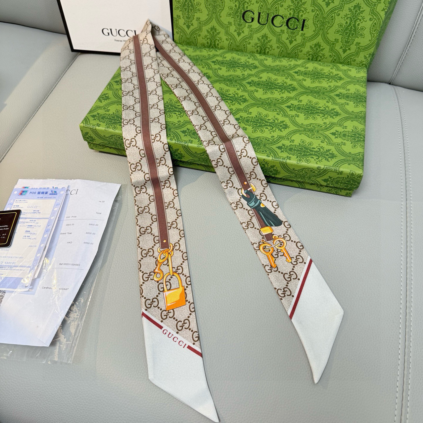 NO:378873,Gucci twilly scarf, belt gold lock GG letters are classic style, slender shape, sharp corner design at both ends, and the upper body effect is very good!  It’s so perfect if you just match it casually!  Streamers have super multi-purpose scarves, headbands, bag accessories, belts... etc., so on, super easy to control. Summer clothes, winter bags, top silk shine, super strong and exquisite. This is really something you must buy [5X120cm, silk double-layer double-sided] scarves, streamers, streamers, hair tie, gucci, gucci, real silk19860909批Gucci古驰twilly丝巾,皮带金锁 GG字母款式经典,造型修长,两端尖角设计, 上身效果非常赞！随意一搭就是那么完美！ 飘带有超多用途领巾、发带、包包配饰、腰带.....等等等等,超好驾驭 夏季配衣服 冬季配包包 顶级真丝光泽感超级强 精美无比 ,这款真的是一定要入手的【5X120cm,真丝双层双面】丝巾,飘带,飘带，发束,gucci,gucci,real silk,accessory