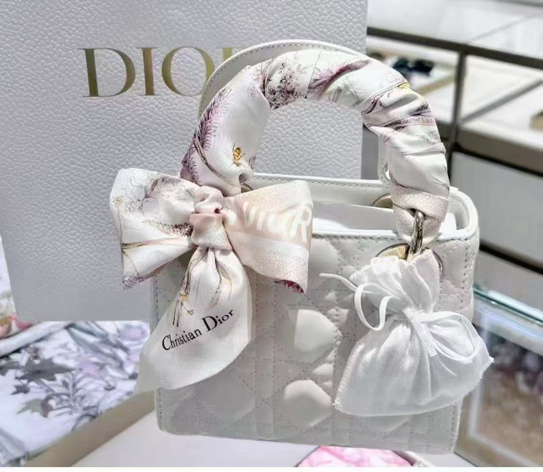 NO:378881,Dior twilly scarf, flower dragonfly. The style is classic, slender, sharp corners on both ends, and the back is decorated with a bar pattern of the CHRISTIAN DIOR logo. The upper body effect is very good!  It’s so perfect if you just match it casually!  Streamers have super multi-purpose scarves, headbands, bag accessories, belts... etc., so on, super easy to control. Summer clothes, winter bags, top silk shine, super strong and exquisite. This is really something you must buy [6X105cm, silk double-layer double-sided] scarves, streamers, streamers, hair tie, dior, dior, real silk19860909批Dior迪奥twilly丝巾,花丛蜻蜓 款式经典,造型修长,两端尖角设计,背面饰以对比鲜明的CHRISTIAN DIOR标志条形图案. 上身效果非常赞！随意一搭就是那么完美！飘带有超多用途领巾、发带、包包配饰、腰带.....等等等等,超好驾驭 夏季配衣服 冬季配包包 顶级真丝光泽感超级强 精美无比 ,这款真的是一定要入手的【6X105cm,真丝双层双面】丝巾,飘带,飘带，发束,dior,dior,real silk,accessory