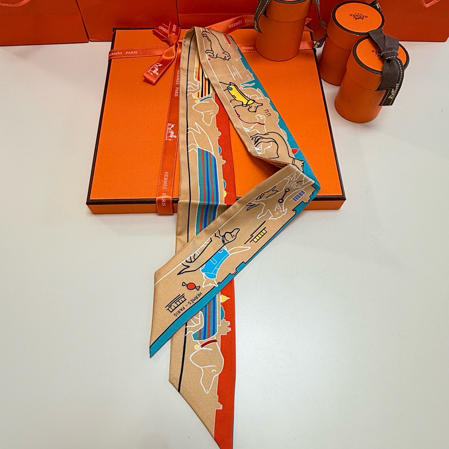 。“巴黎爱犬”Twilly小丝巾
Twilly 小丝巾（100%桑蚕丝）重磅18姆米斜纹面料
这款小巧的