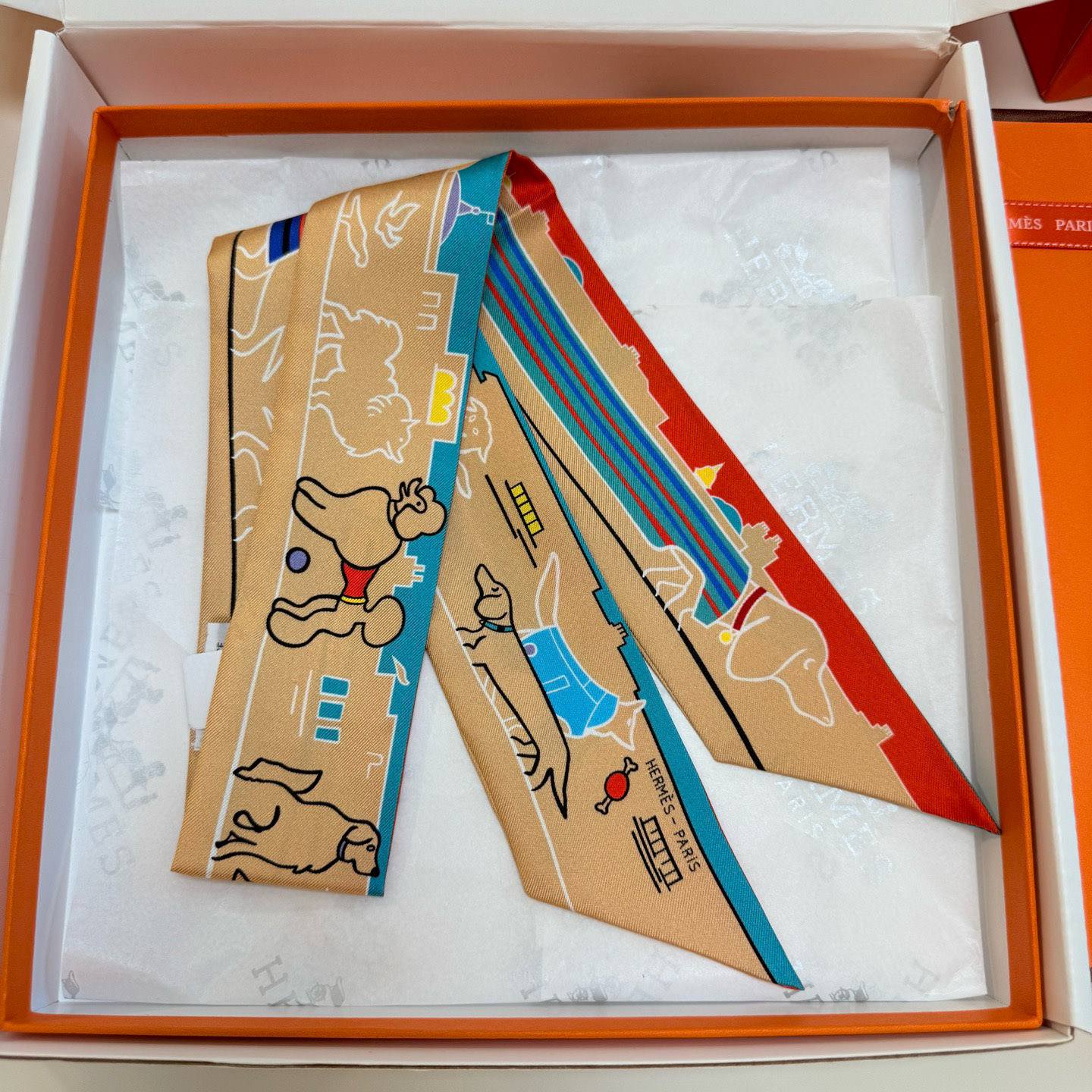 。“巴黎爱犬”Twilly小丝巾
Twilly 小丝巾（100%桑蚕丝）重磅18姆米斜纹面料
这款小巧的