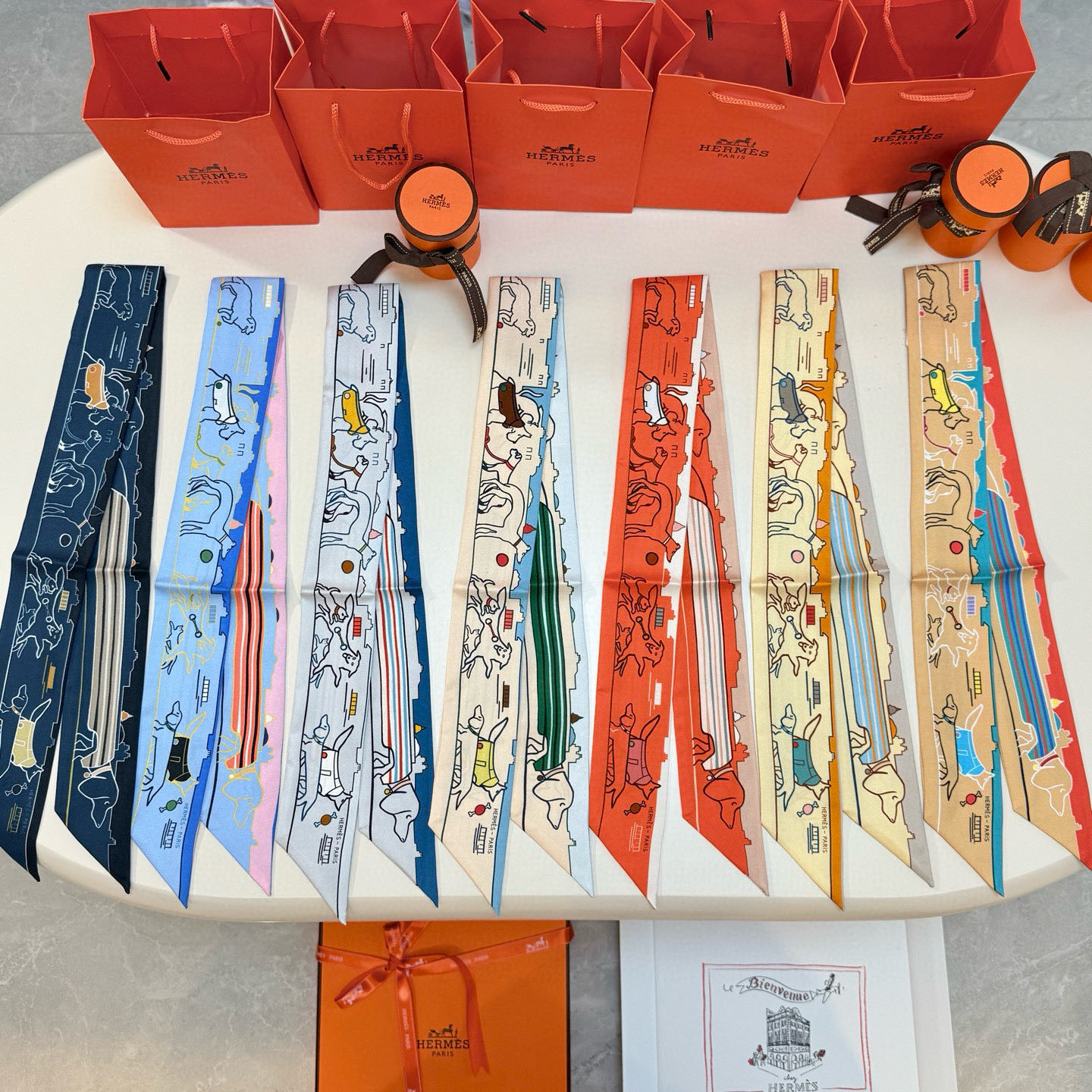 。“巴黎爱犬”Twilly小丝巾
Twilly 小丝巾（100%桑蚕丝）重磅18姆米斜纹面料
这款小巧的