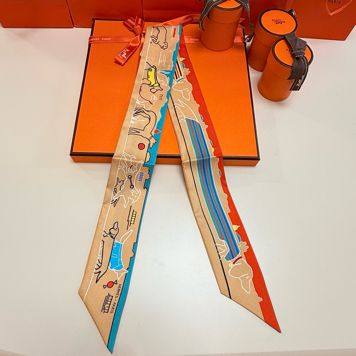 。“巴黎爱犬”Twilly小丝巾
Twilly 小丝巾（100%桑蚕丝）重磅18姆米斜纹面料
这款小巧的