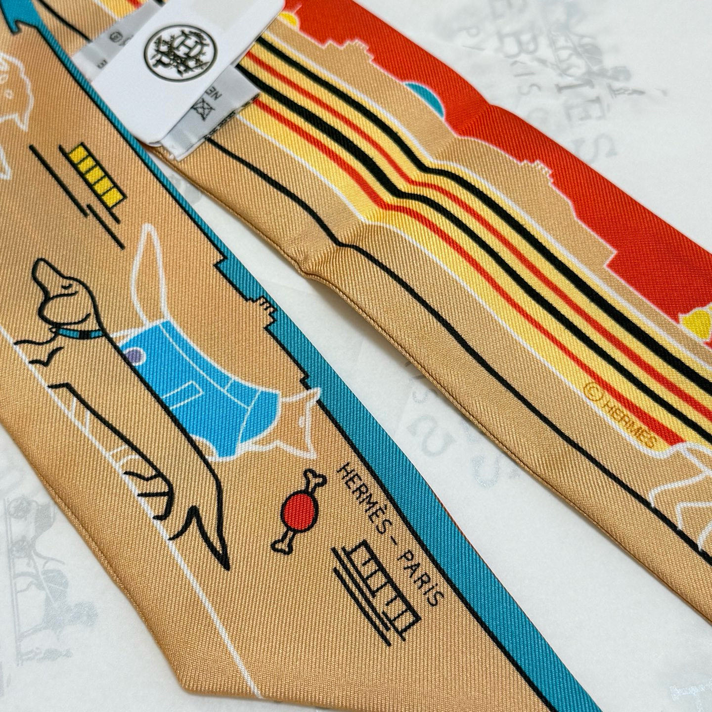 。“巴黎爱犬”Twilly小丝巾
Twilly 小丝巾（100%桑蚕丝）重磅18姆米斜纹面料
这款小巧的