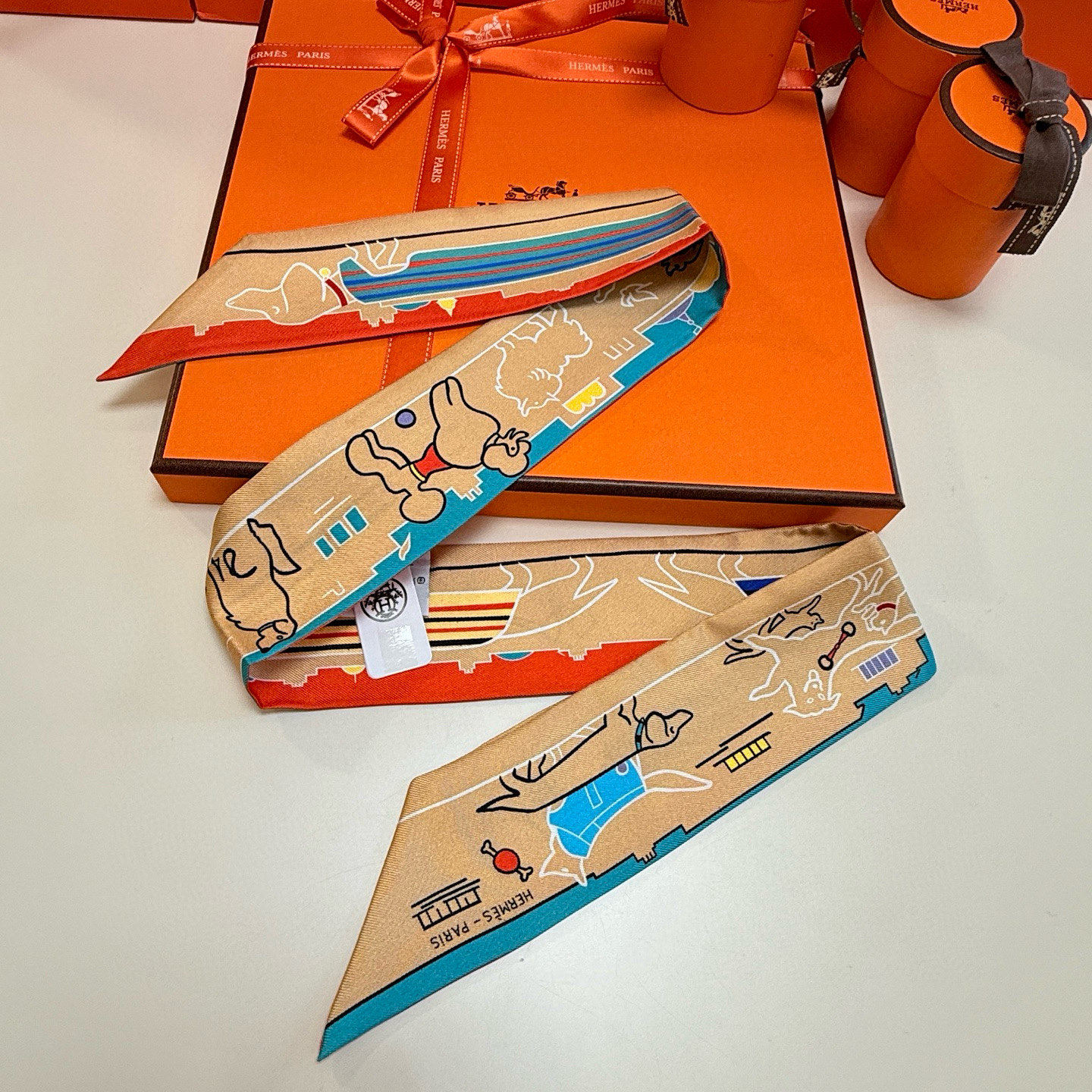 。“巴黎爱犬”Twilly小丝巾
Twilly 小丝巾（100%桑蚕丝）重磅18姆米斜纹面料
这款小巧的