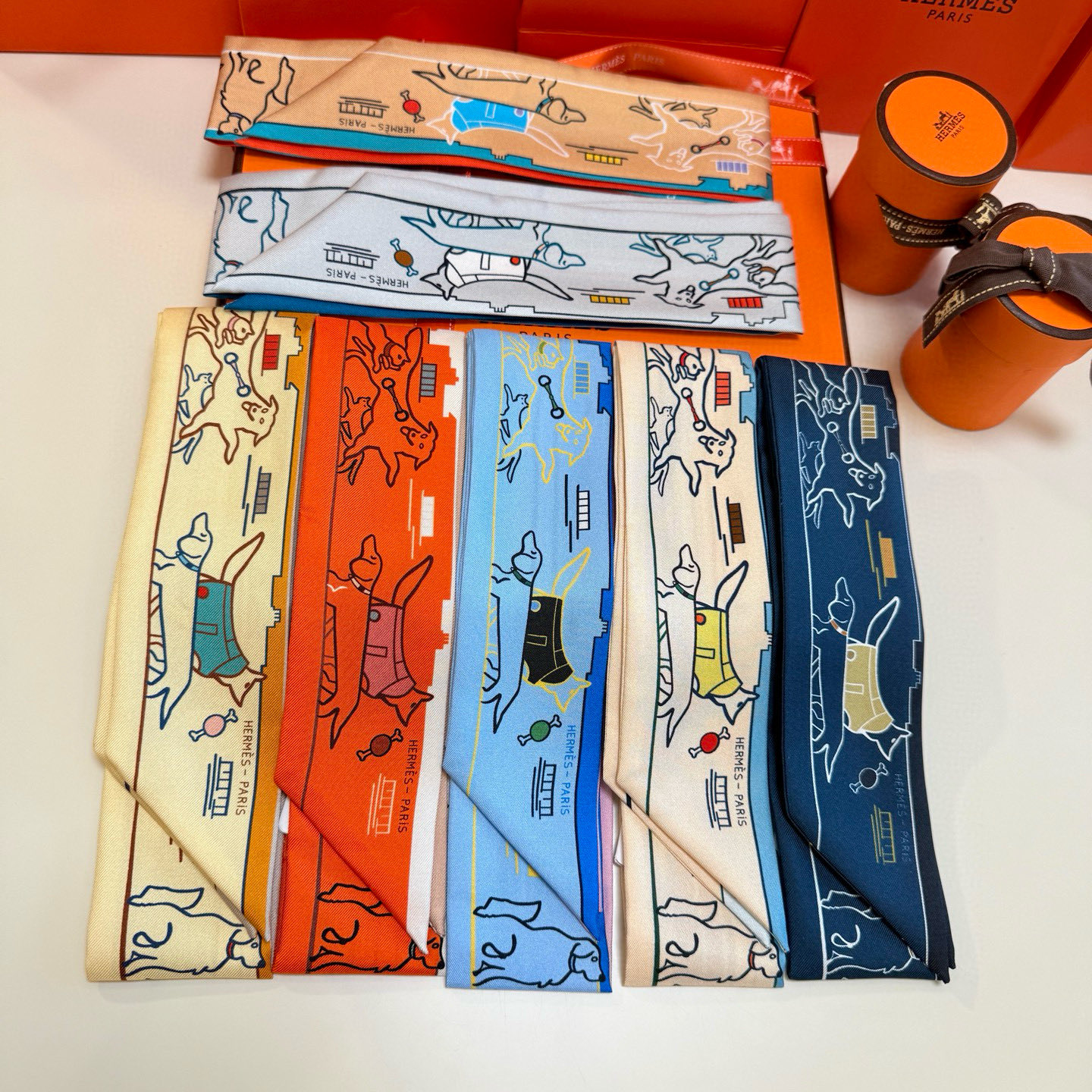 。“巴黎爱犬”Twilly小丝巾
Twilly 小丝巾（100%桑蚕丝）重磅18姆米斜纹面料
这款小巧的