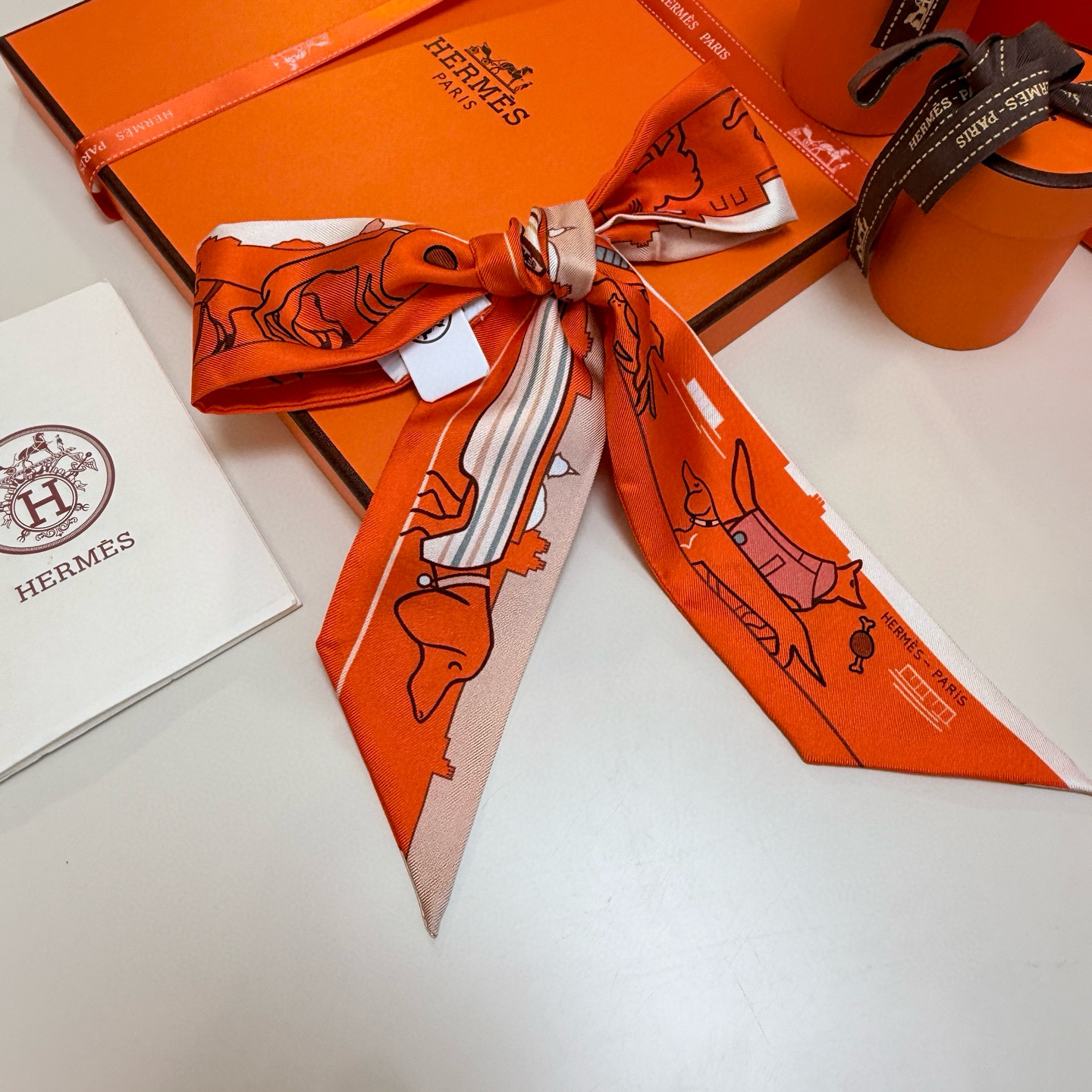 。“巴黎爱犬”Twilly小丝巾
Twilly 小丝巾（100%桑蚕丝）重磅18姆米斜纹面料
这款小巧的
