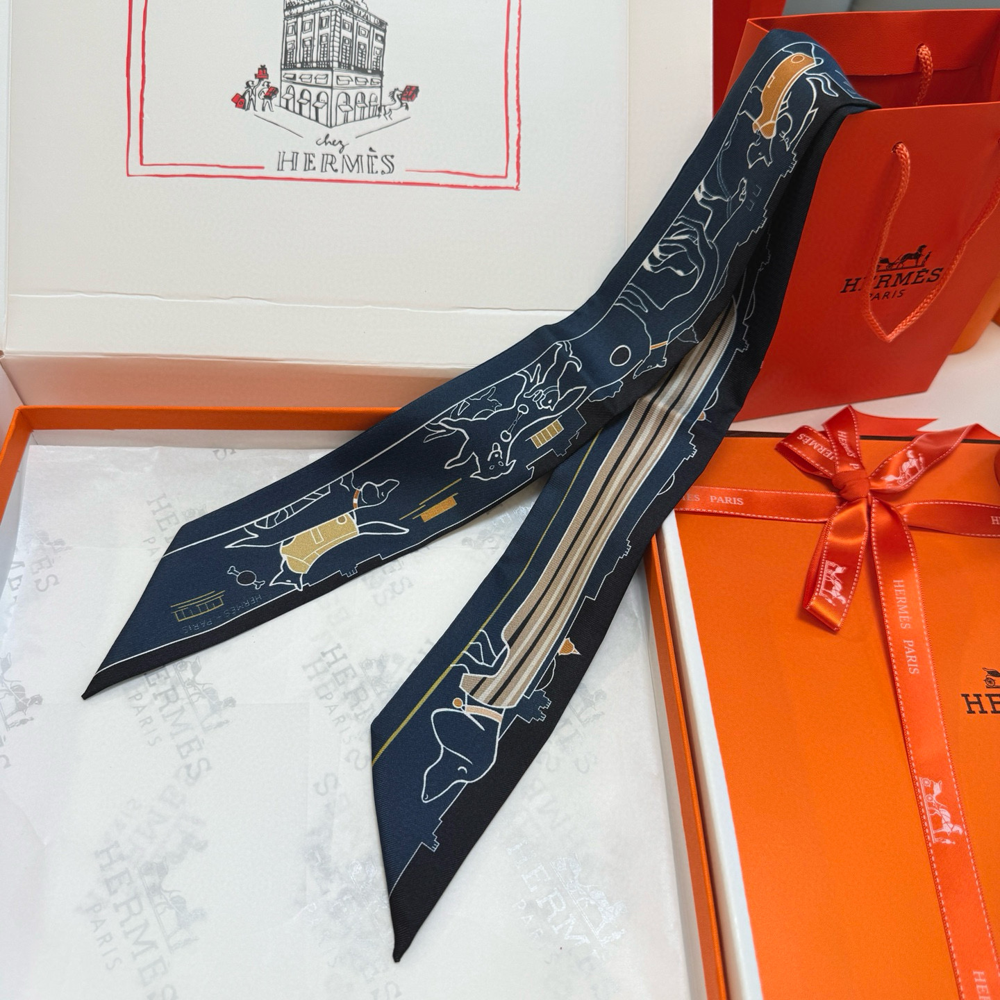 。“巴黎爱犬”Twilly小丝巾
Twilly 小丝巾（100%桑蚕丝）重磅18姆米斜纹面料
这款小巧的