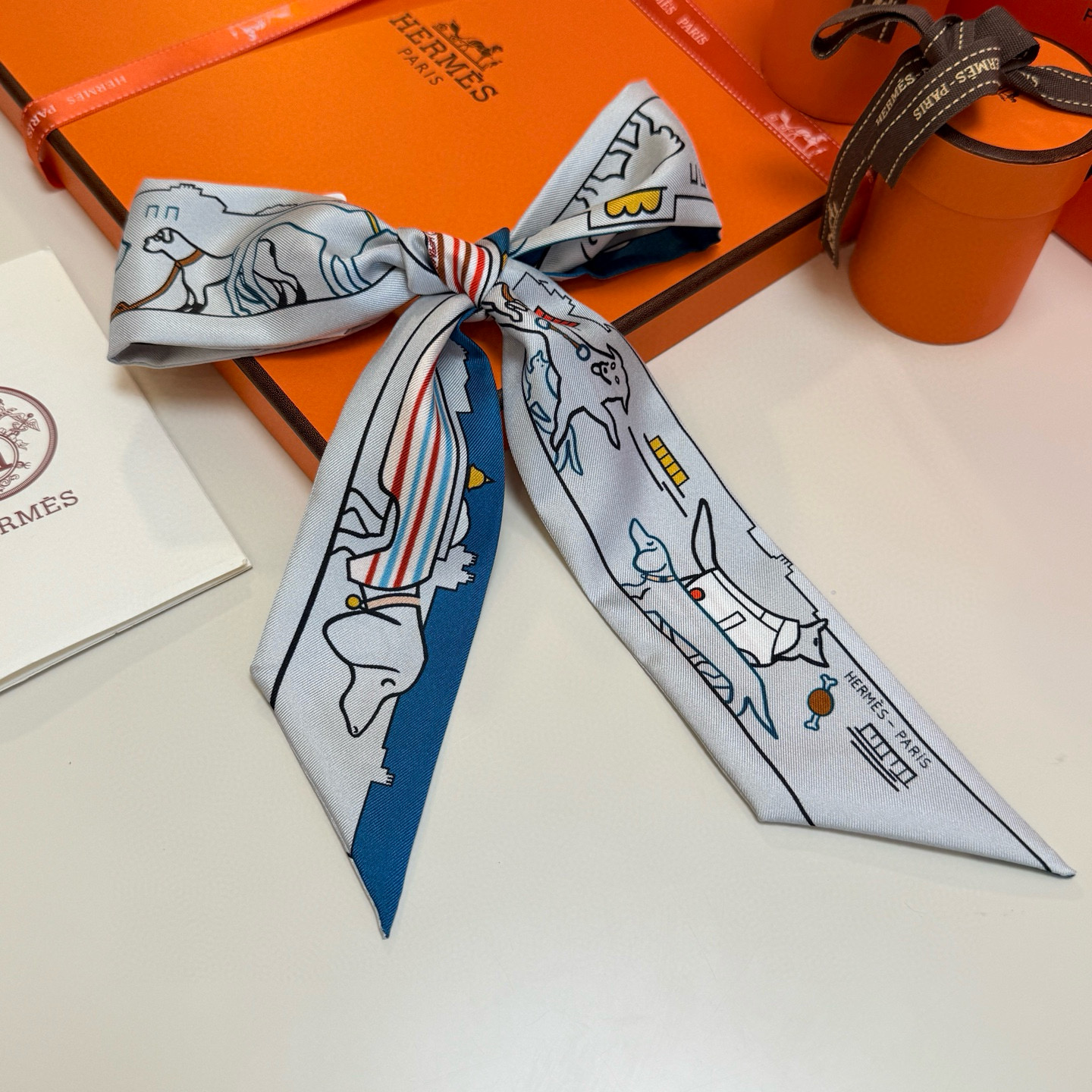 。“巴黎爱犬”Twilly小丝巾
Twilly 小丝巾（100%桑蚕丝）重磅18姆米斜纹面料
这款小巧的