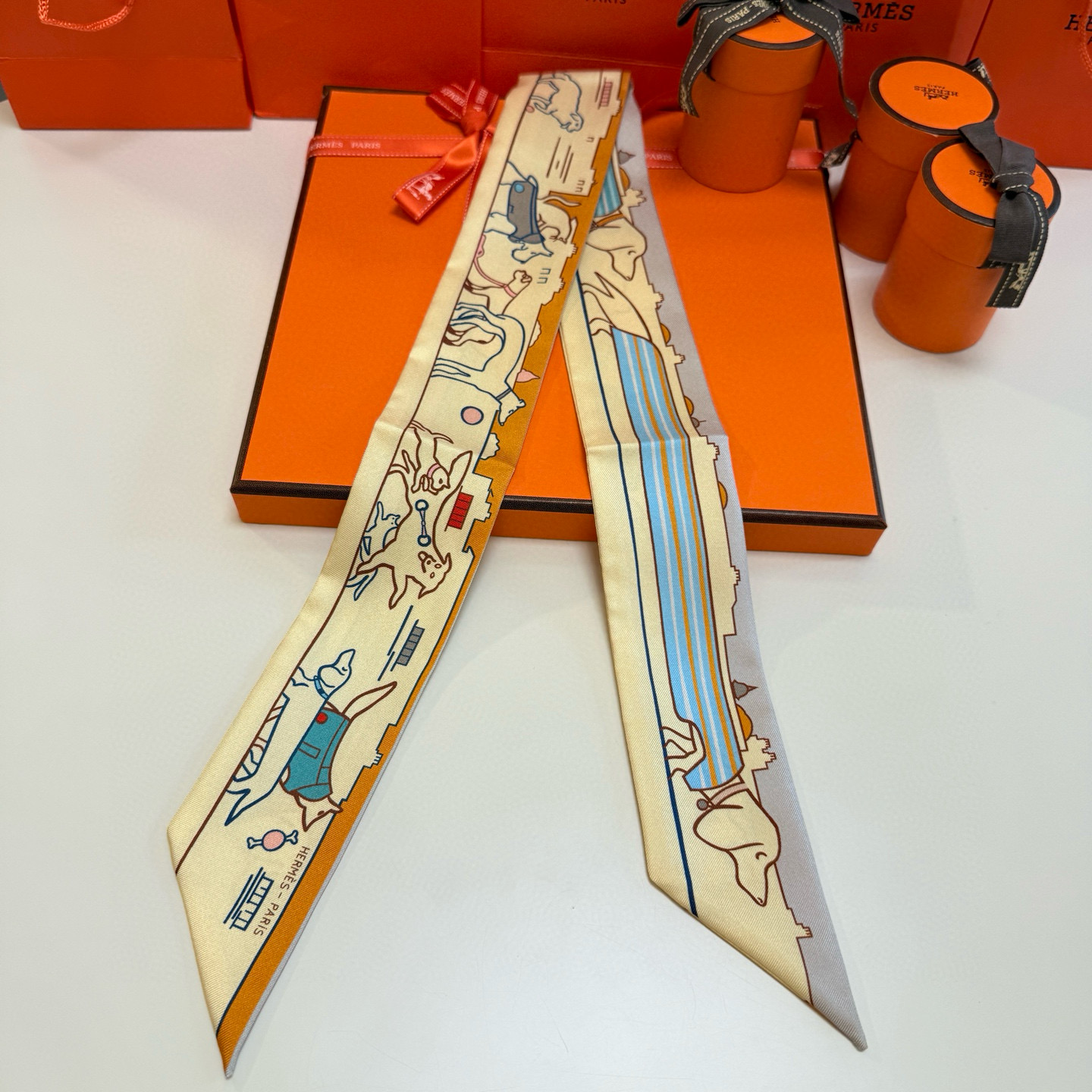 。“巴黎爱犬”Twilly小丝巾
Twilly 小丝巾（100%桑蚕丝）重磅18姆米斜纹面料
这款小巧的