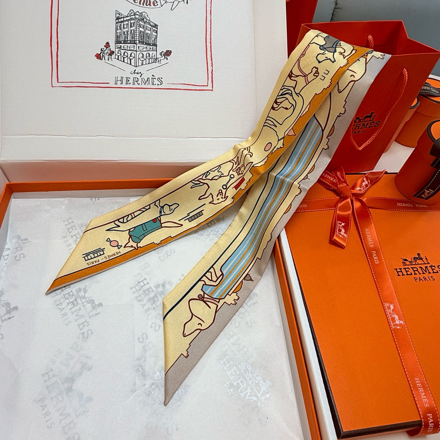 。“巴黎爱犬”Twilly小丝巾
Twilly 小丝巾（100%桑蚕丝）重磅18姆米斜纹面料
这款小巧的