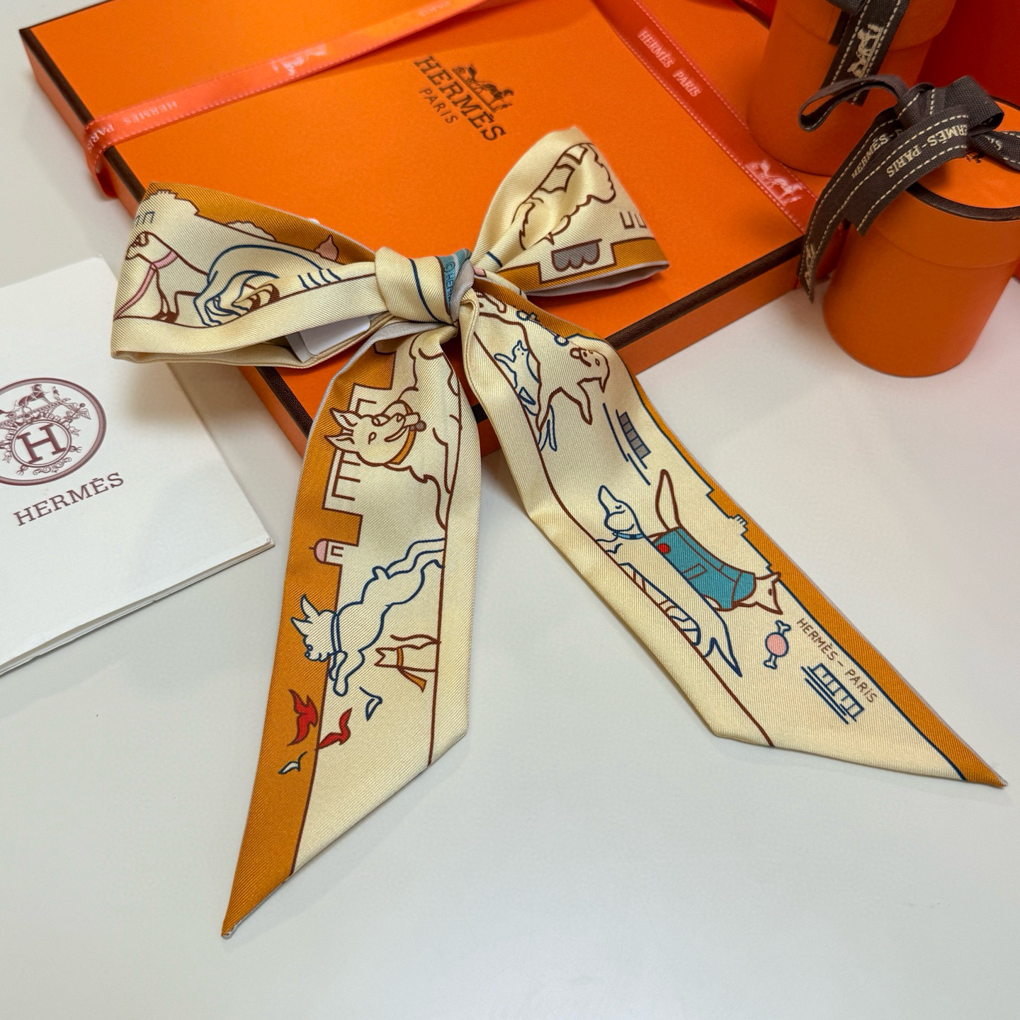 。“巴黎爱犬”Twilly小丝巾
Twilly 小丝巾（100%桑蚕丝）重磅18姆米斜纹面料
这款小巧的