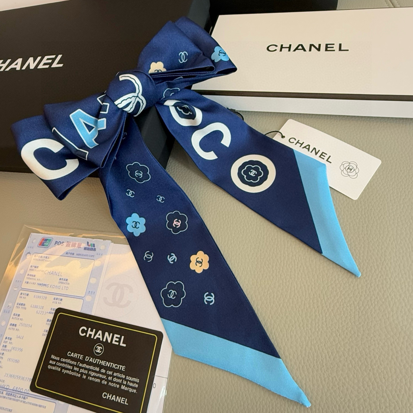 香奈儿 Twilly小丝巾来了，Chanel 名副其实的小可爱，
人手三条闭眼收，我都不拦着 N久都没有