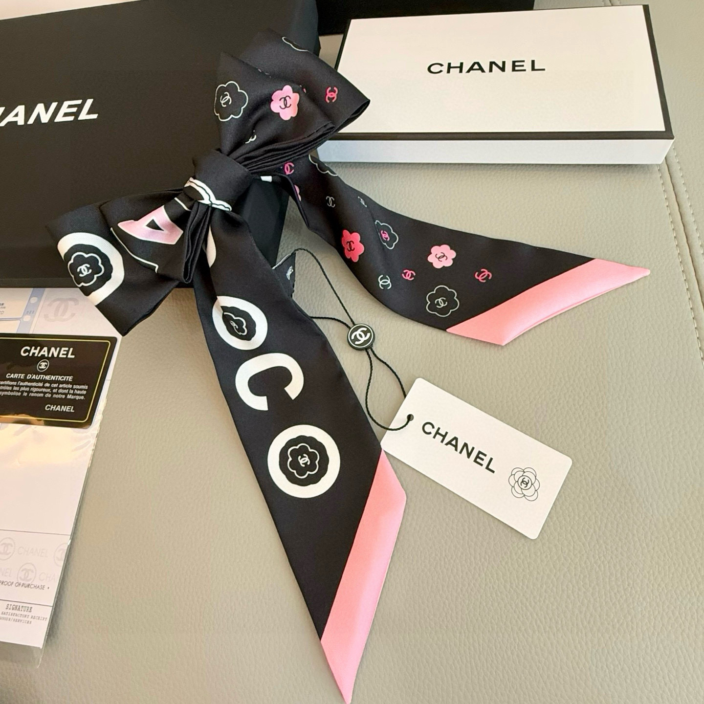 香奈儿 Twilly小丝巾来了，Chanel 名副其实的小可爱，
人手三条闭眼收，我都不拦着 N久都没有