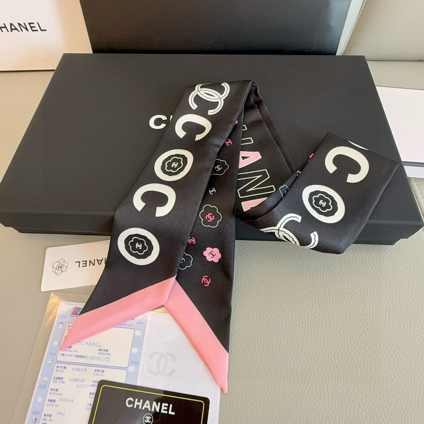 香奈儿 Twilly小丝巾来了，Chanel 名副其实的小可爱，
人手三条闭眼收，我都不拦着 N久都没有