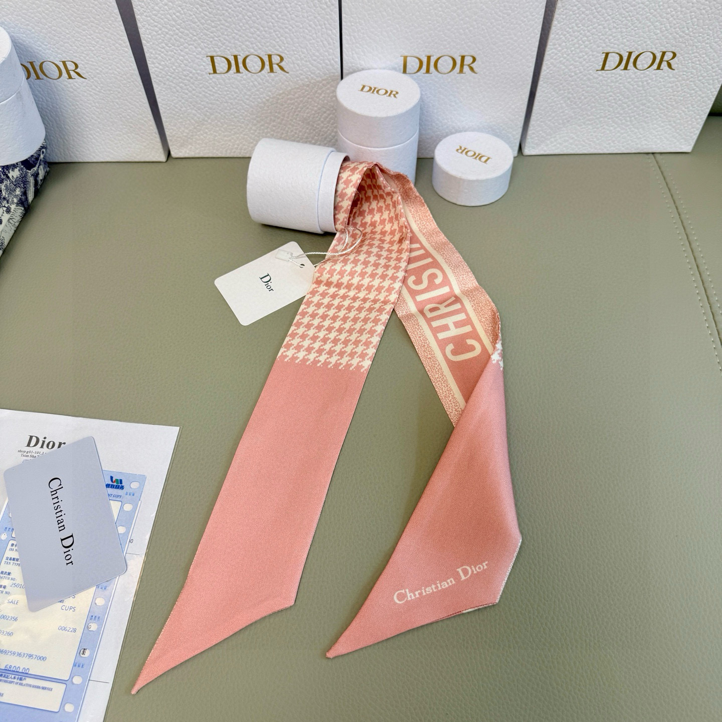 💰 Dior 双层真丝小飘带束发带！非常大气时髦的招牌千鸟格和字母元素！双面不同设计，更显精致！简直绝了