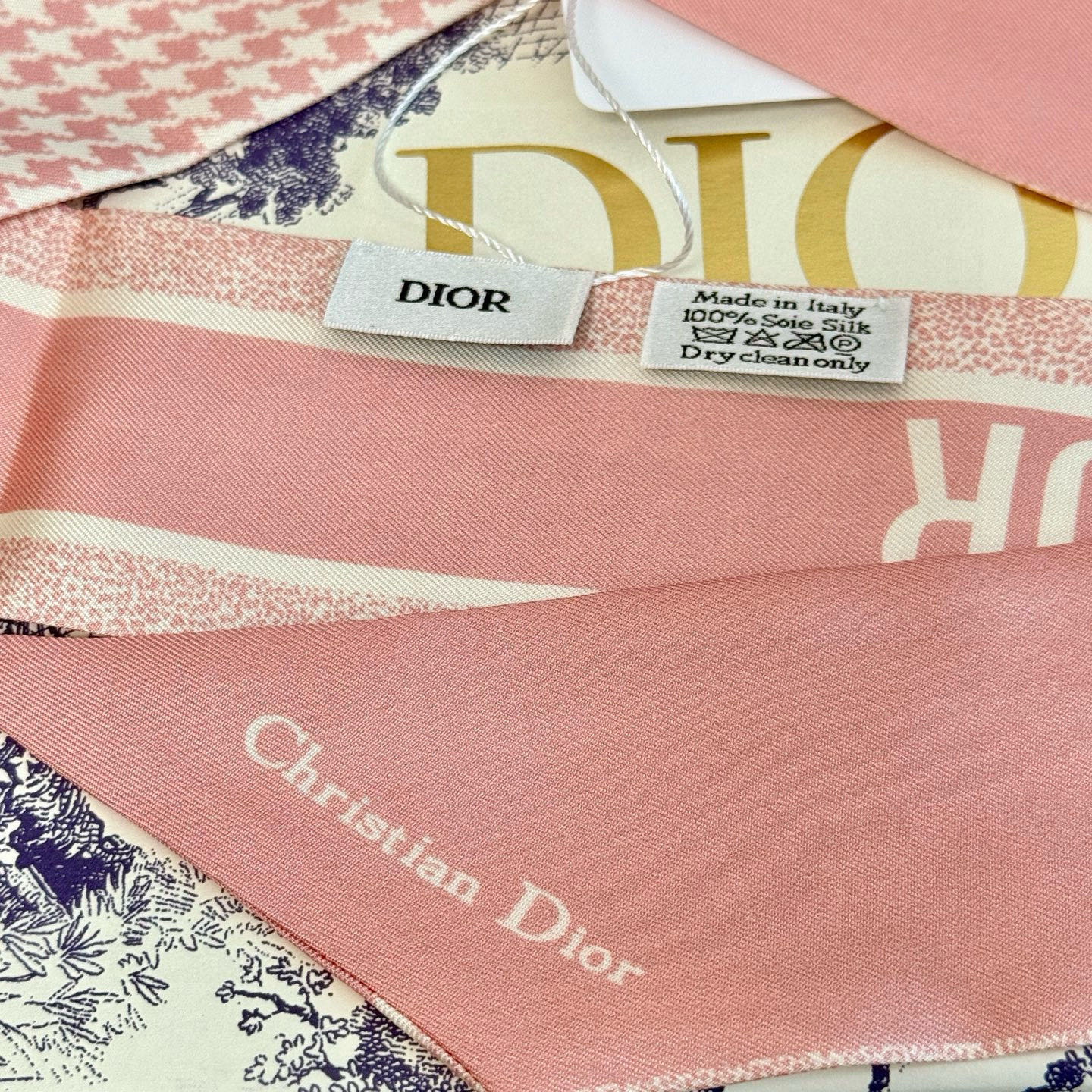 💰 Dior 双层真丝小飘带束发带！非常大气时髦的招牌千鸟格和字母元素！双面不同设计，更显精致！简直绝了
