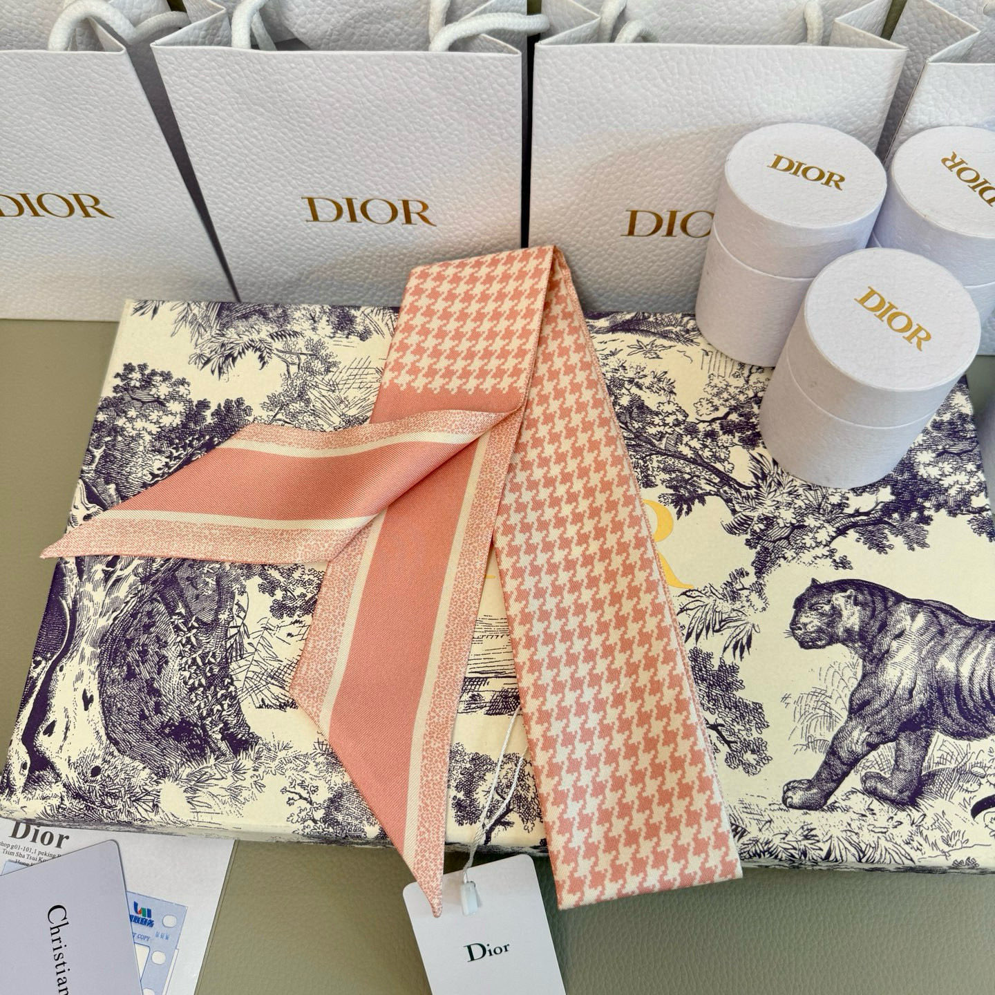 💰 Dior 双层真丝小飘带束发带！非常大气时髦的招牌千鸟格和字母元素！双面不同设计，更显精致！简直绝了
