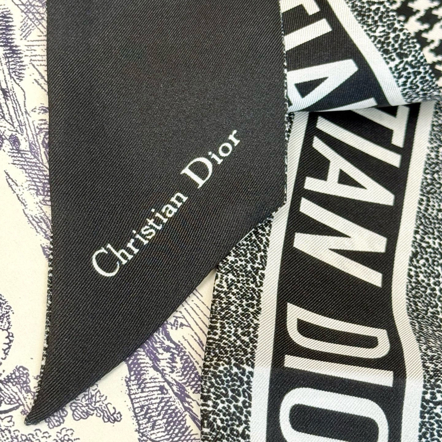 💰 Dior 双层真丝小飘带束发带！非常大气时髦的招牌千鸟格和字母元素！双面不同设计，更显精致！简直绝了