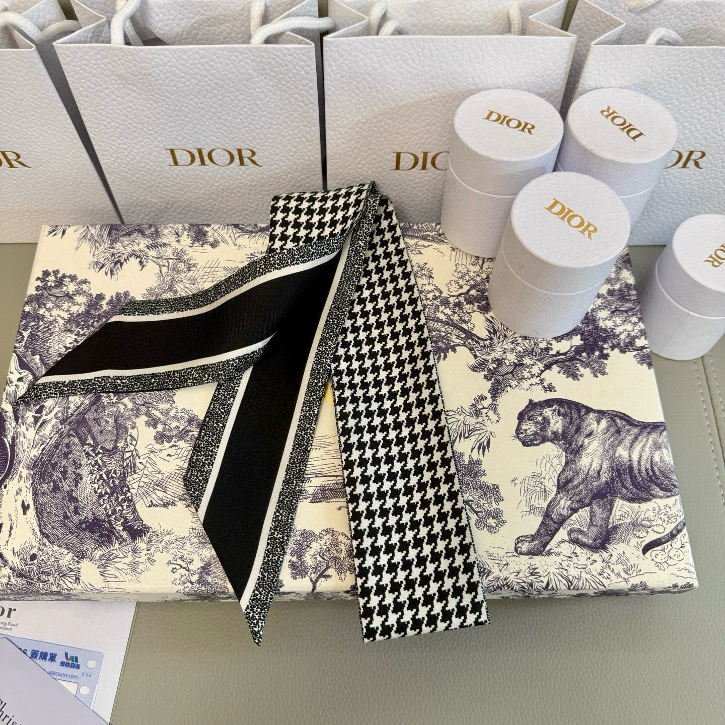 💰 Dior 双层真丝小飘带束发带！非常大气时髦的招牌千鸟格和字母元素！双面不同设计，更显精致！简直绝了