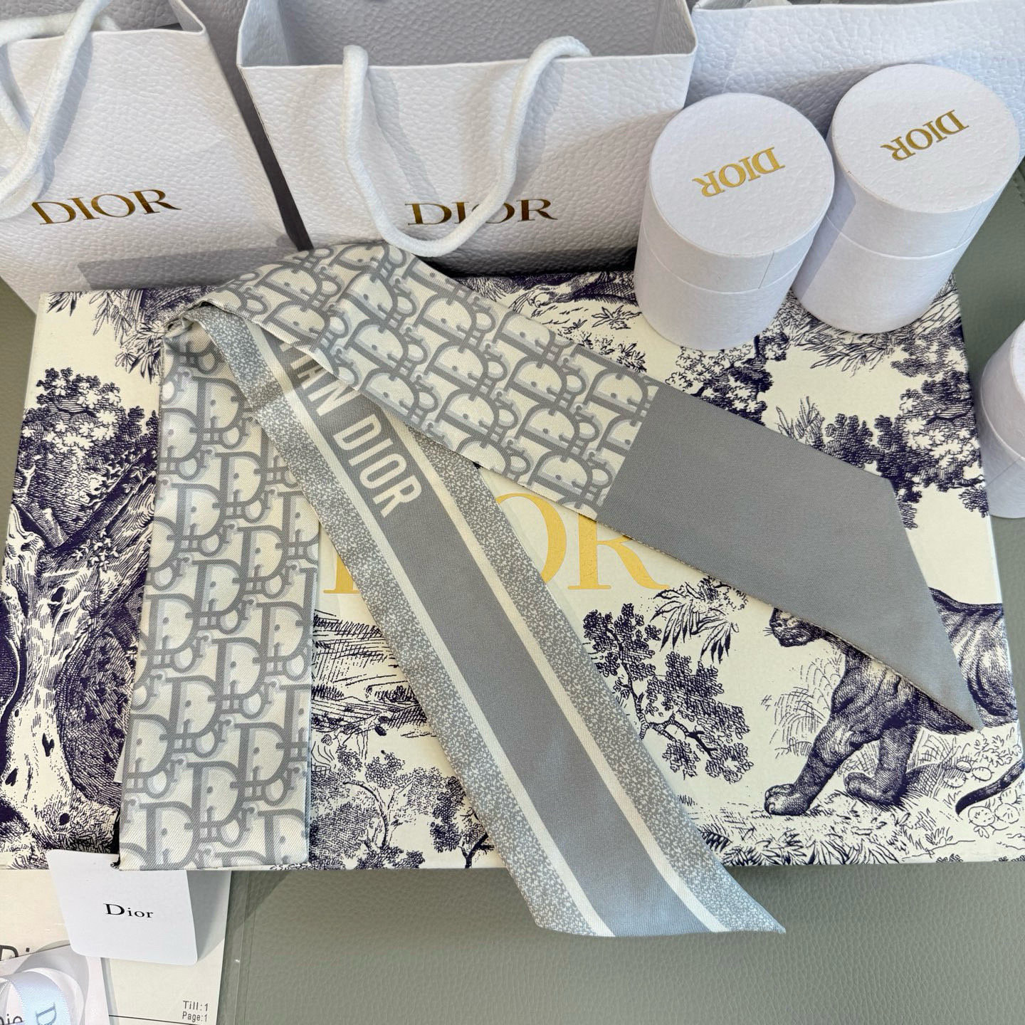  新款D字母💞这款 迪奥Montaigne Mitzah 发带丝巾从标志性的 Dior 精品店地址汲取灵