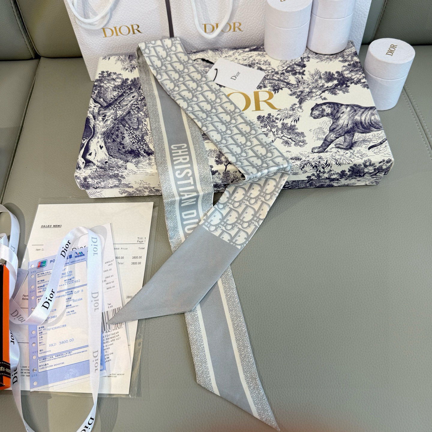  新款D字母💞这款 迪奥Montaigne Mitzah 发带丝巾从标志性的 Dior 精品店地址汲取灵