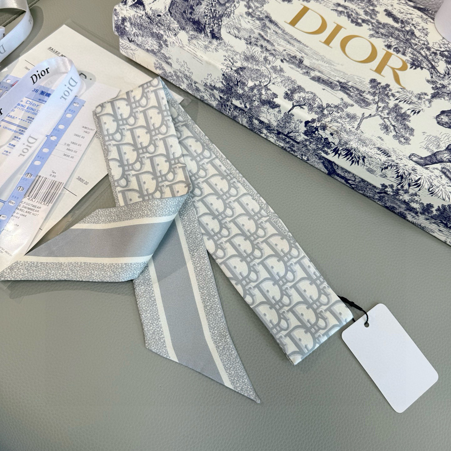  新款D字母💞这款 迪奥Montaigne Mitzah 发带丝巾从标志性的 Dior 精品店地址汲取灵