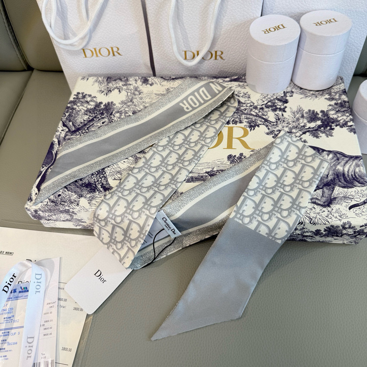  新款D字母💞这款 迪奥Montaigne Mitzah 发带丝巾从标志性的 Dior 精品店地址汲取灵