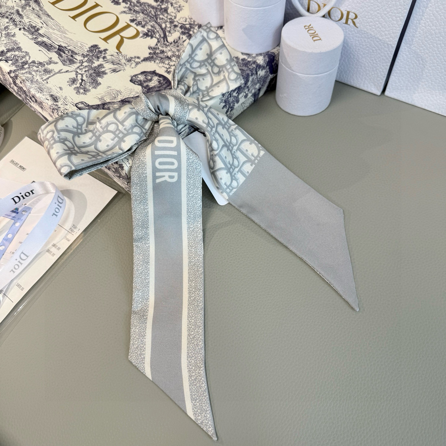  新款D字母💞这款 迪奥Montaigne Mitzah 发带丝巾从标志性的 Dior 精品店地址汲取灵