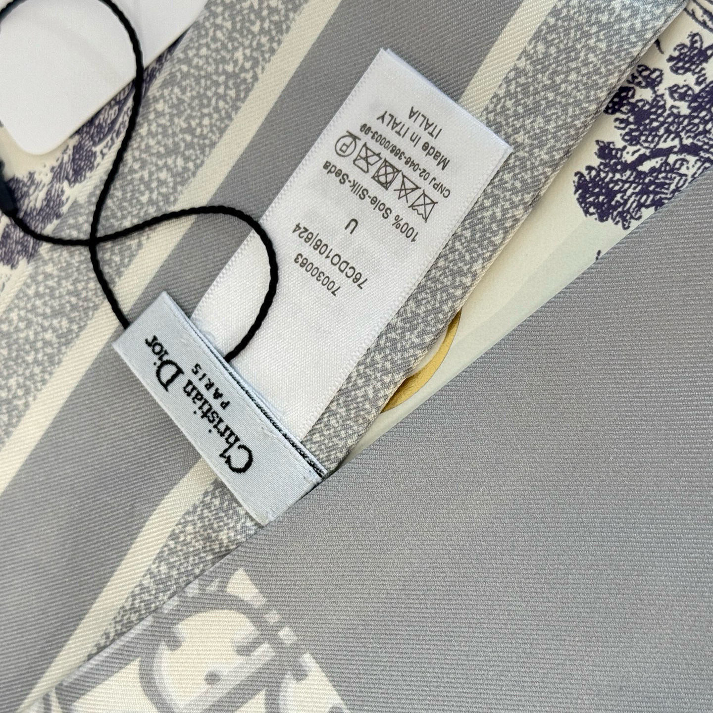  新款D字母💞这款 迪奥Montaigne Mitzah 发带丝巾从标志性的 Dior 精品店地址汲取灵