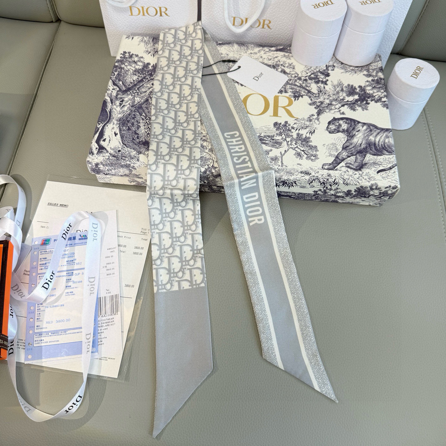  新款D字母💞这款 迪奥Montaigne Mitzah 发带丝巾从标志性的 Dior 精品店地址汲取灵