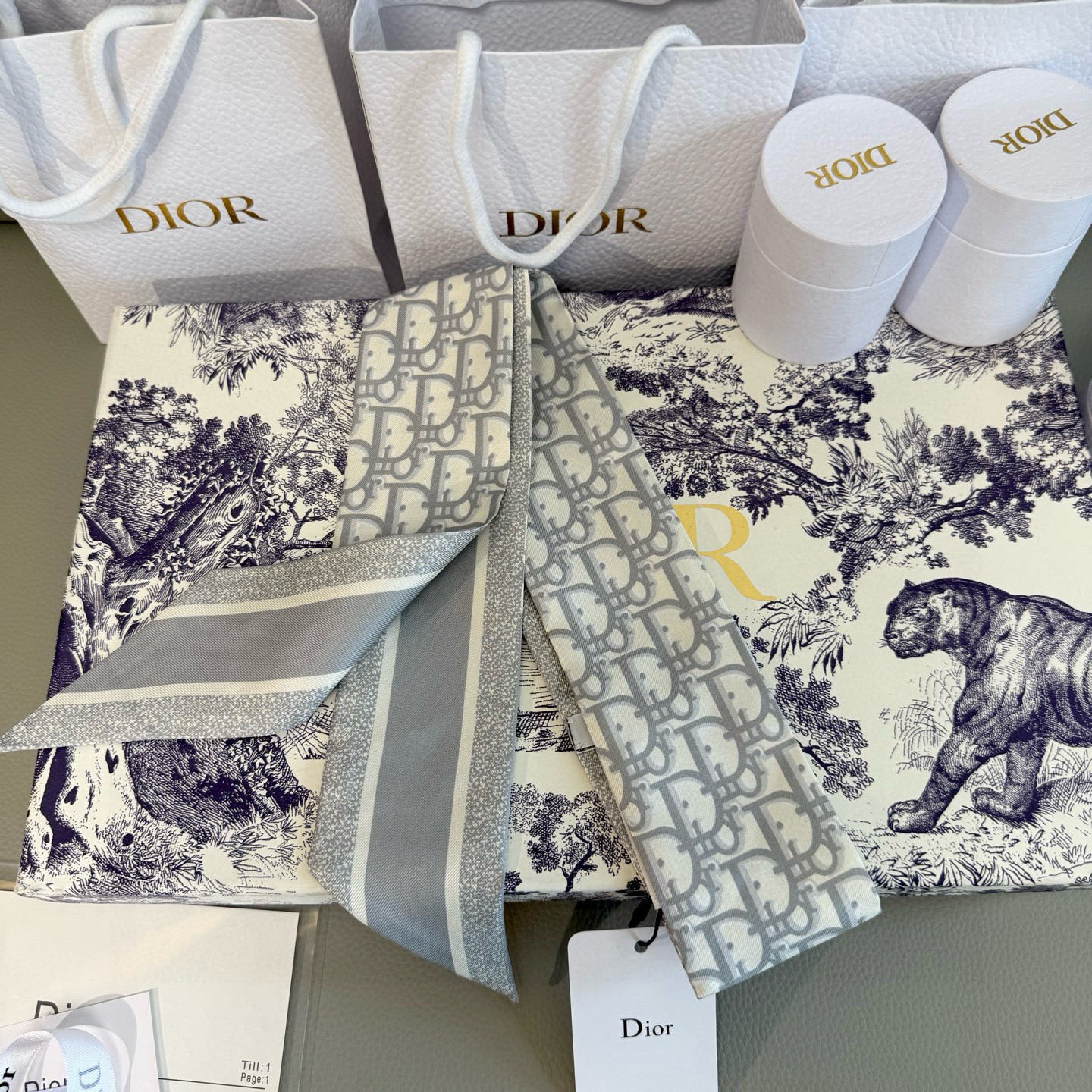 新款D字母💞这款 迪奥Montaigne Mitzah 发带丝巾从标志性的 Dior 精品店地址汲取灵