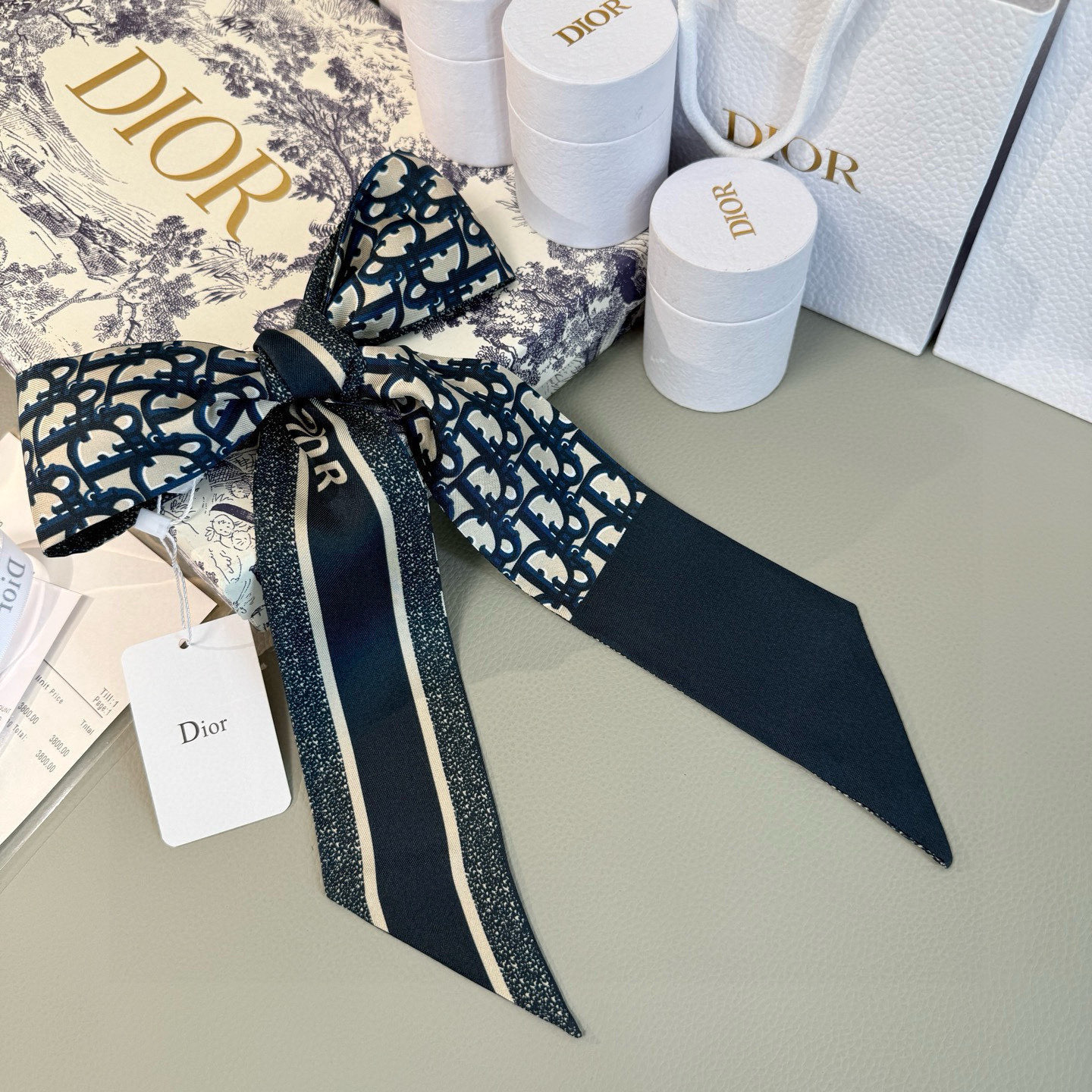 新款D字母💞这款 迪奥Montaigne Mitzah 发带丝巾从标志性的 Dior 精品店地址汲取灵