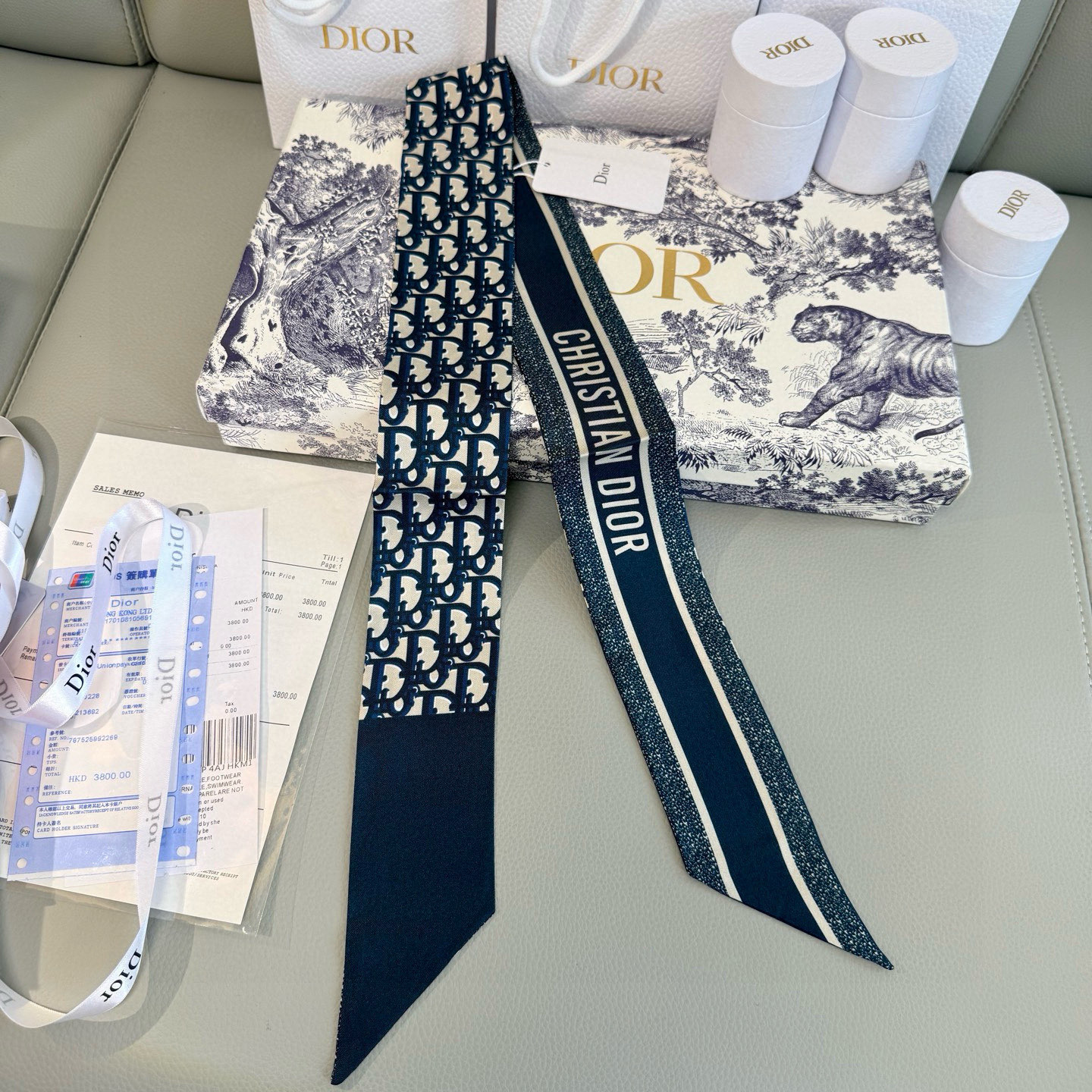  新款D字母💞这款 迪奥Montaigne Mitzah 发带丝巾从标志性的 Dior 精品店地址汲取灵