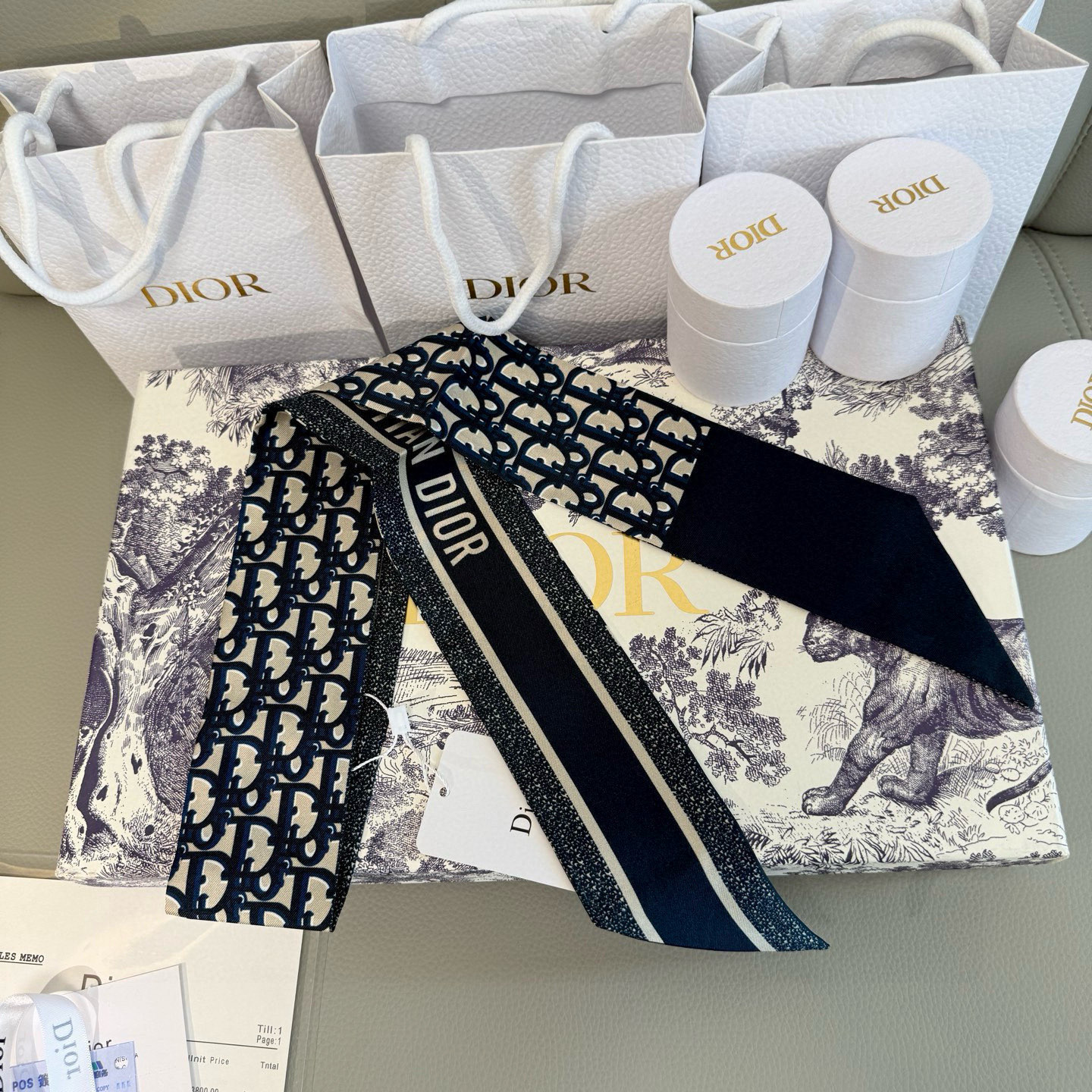  新款D字母💞这款 迪奥Montaigne Mitzah 发带丝巾从标志性的 Dior 精品店地址汲取灵