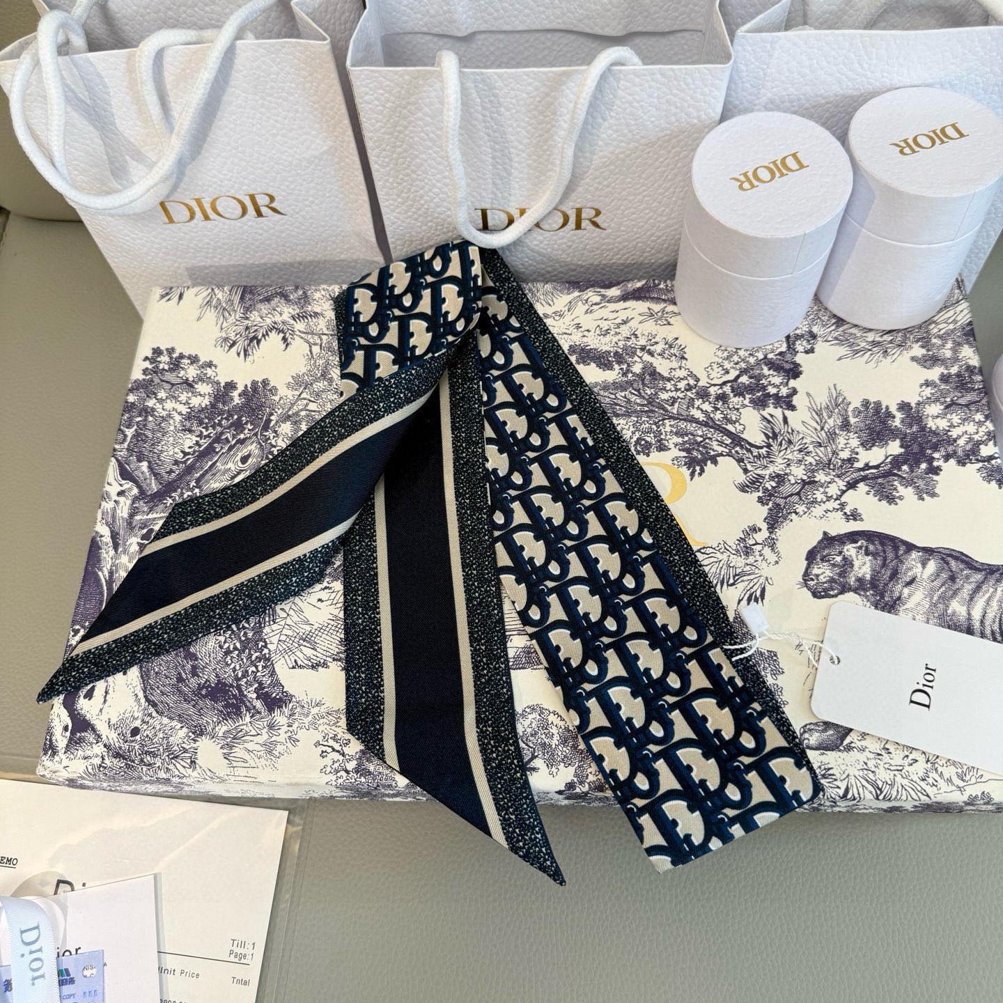  新款D字母💞这款 迪奥Montaigne Mitzah 发带丝巾从标志性的 Dior 精品店地址汲取灵