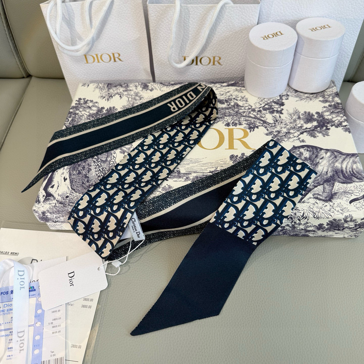 新款D字母💞这款 迪奥Montaigne Mitzah 发带丝巾从标志性的 Dior 精品店地址汲取灵