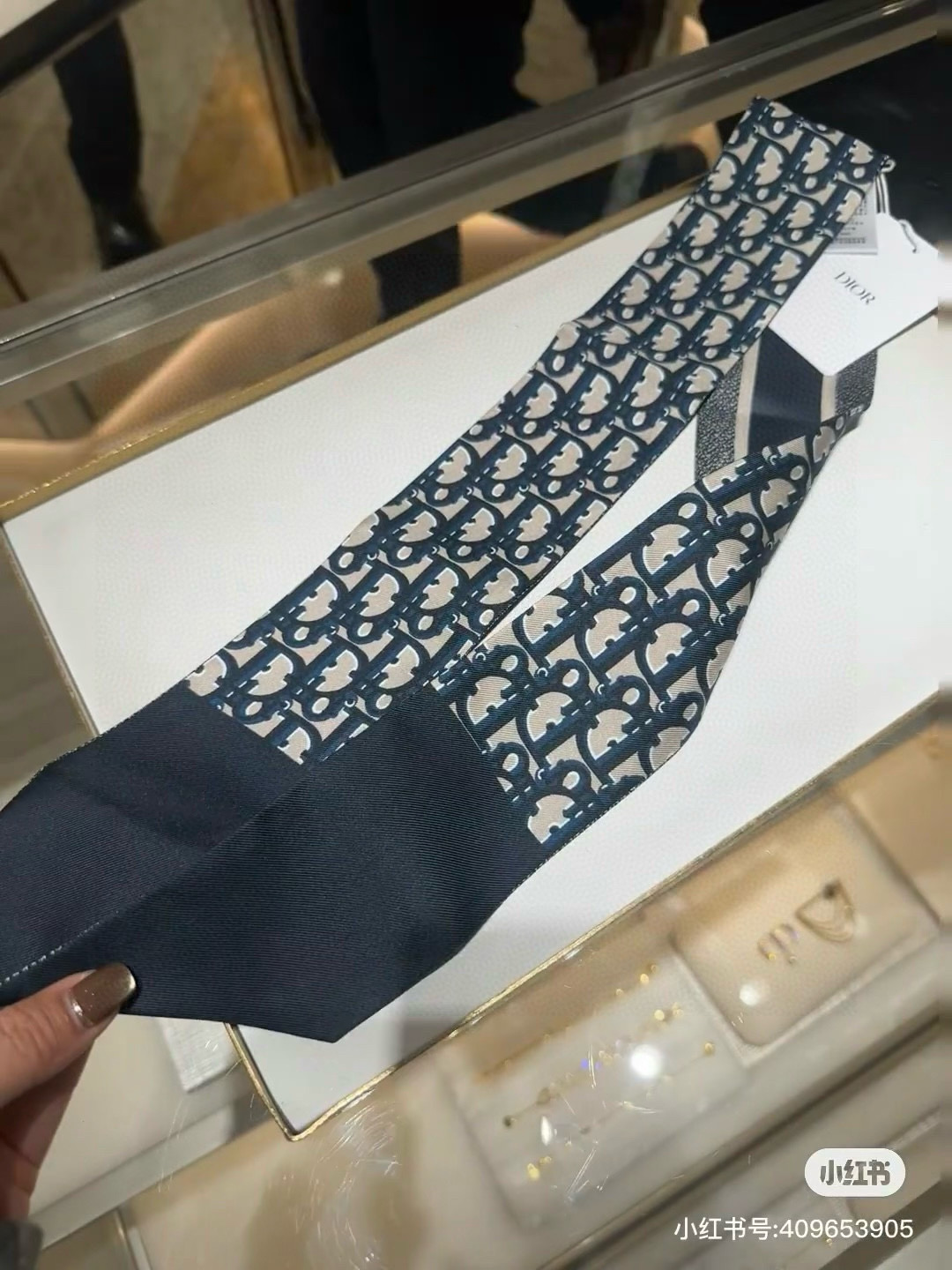 新款D字母💞这款 迪奥Montaigne Mitzah 发带丝巾从标志性的 Dior 精品店地址汲取灵