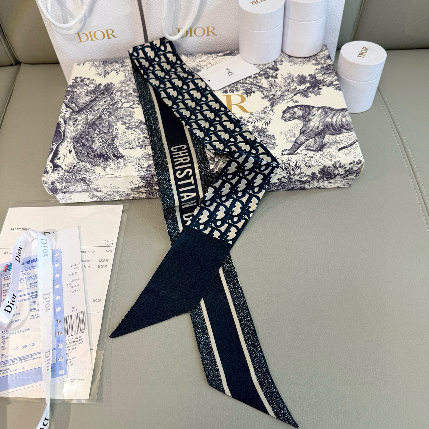  新款D字母💞这款 迪奥Montaigne Mitzah 发带丝巾从标志性的 Dior 精品店地址汲取灵
