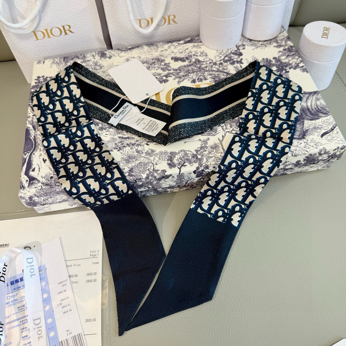  新款D字母💞这款 迪奥Montaigne Mitzah 发带丝巾从标志性的 Dior 精品店地址汲取灵