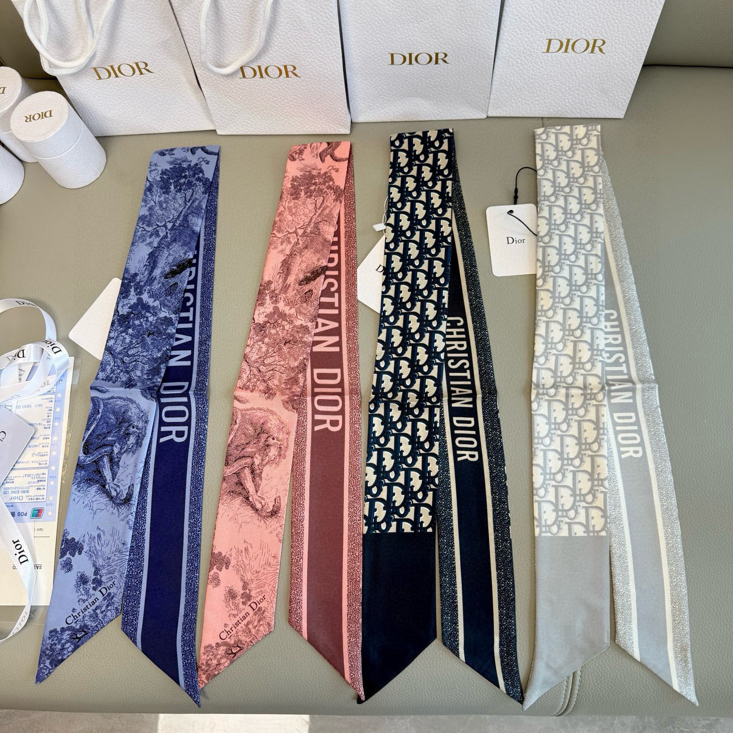  新款D字母💞这款 迪奥Montaigne Mitzah 发带丝巾从标志性的 Dior 精品店地址汲取灵