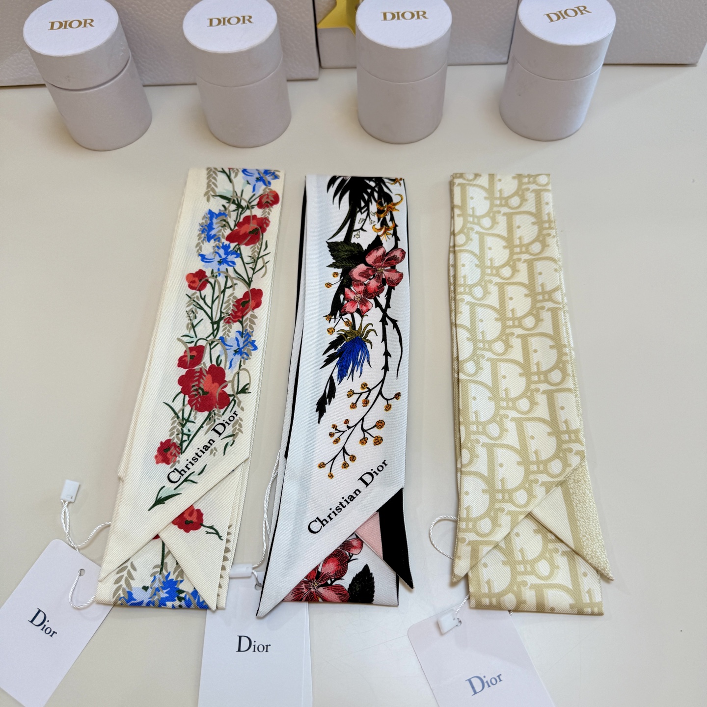 💰新款💞这款 迪奥Montaigne Mitzah 发带丝巾从标志性的 Dior 精品店地址汲取灵感，老