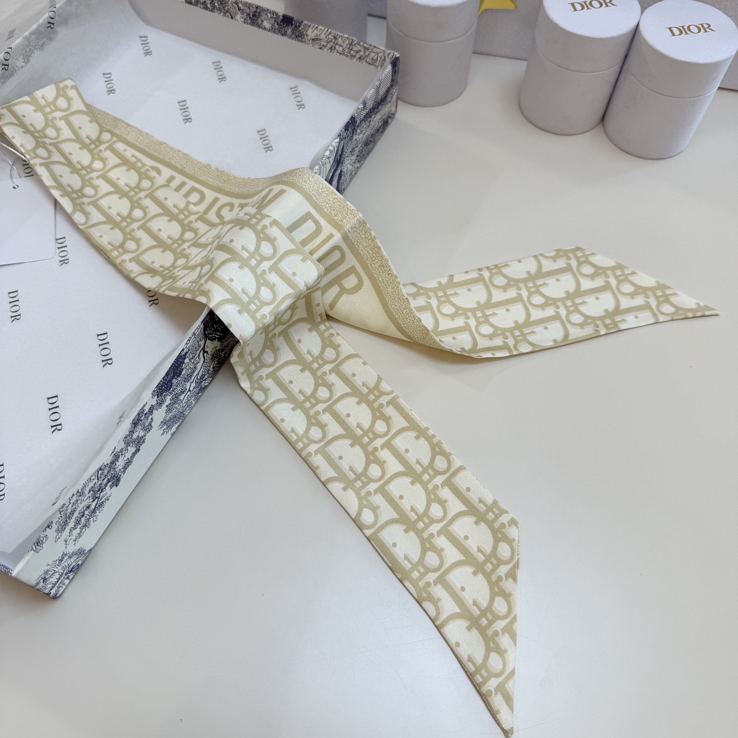 💰新款💞这款 迪奥Montaigne Mitzah 发带丝巾从标志性的 Dior 精品店地址汲取灵感，老