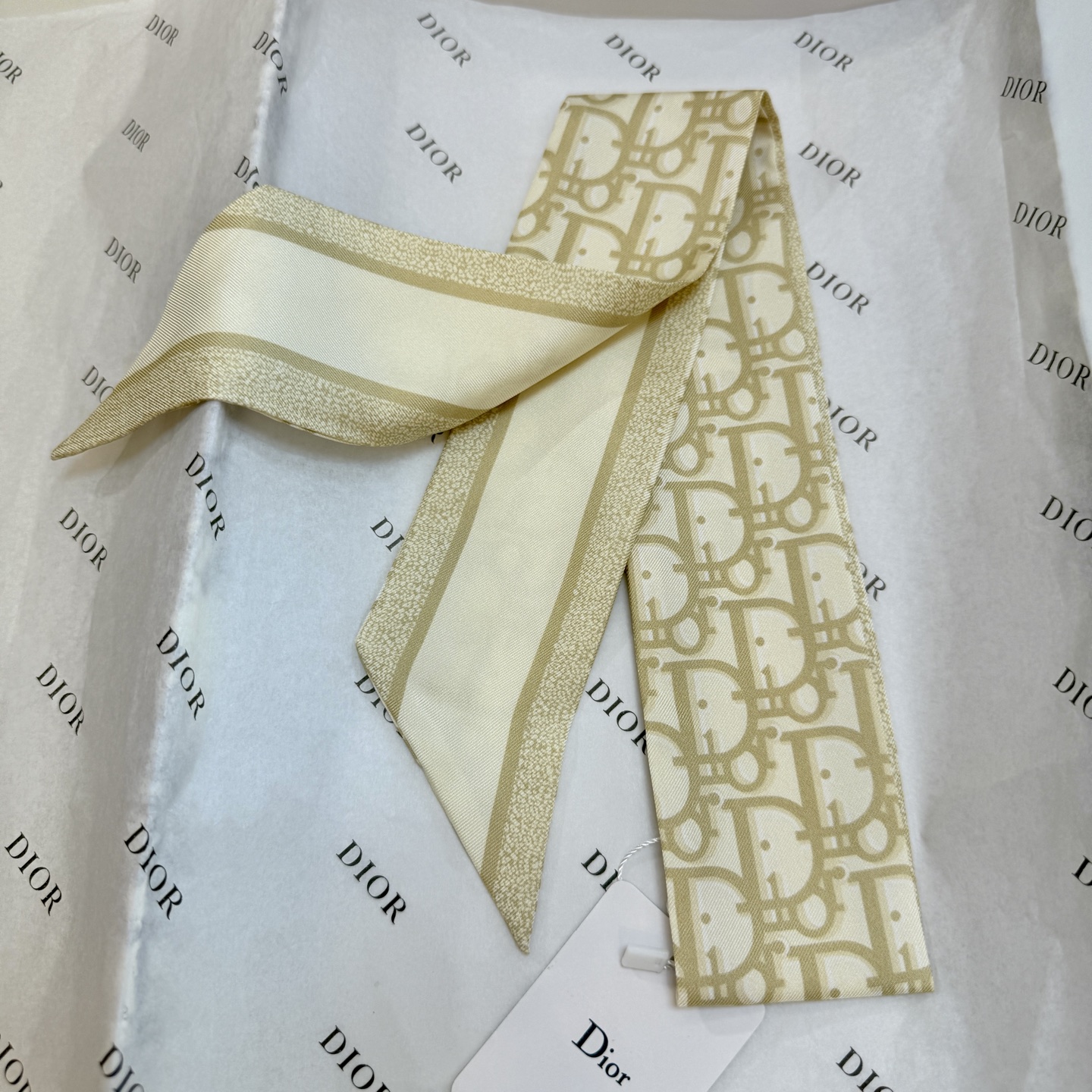 💰新款💞这款 迪奥Montaigne Mitzah 发带丝巾从标志性的 Dior 精品店地址汲取灵感，老