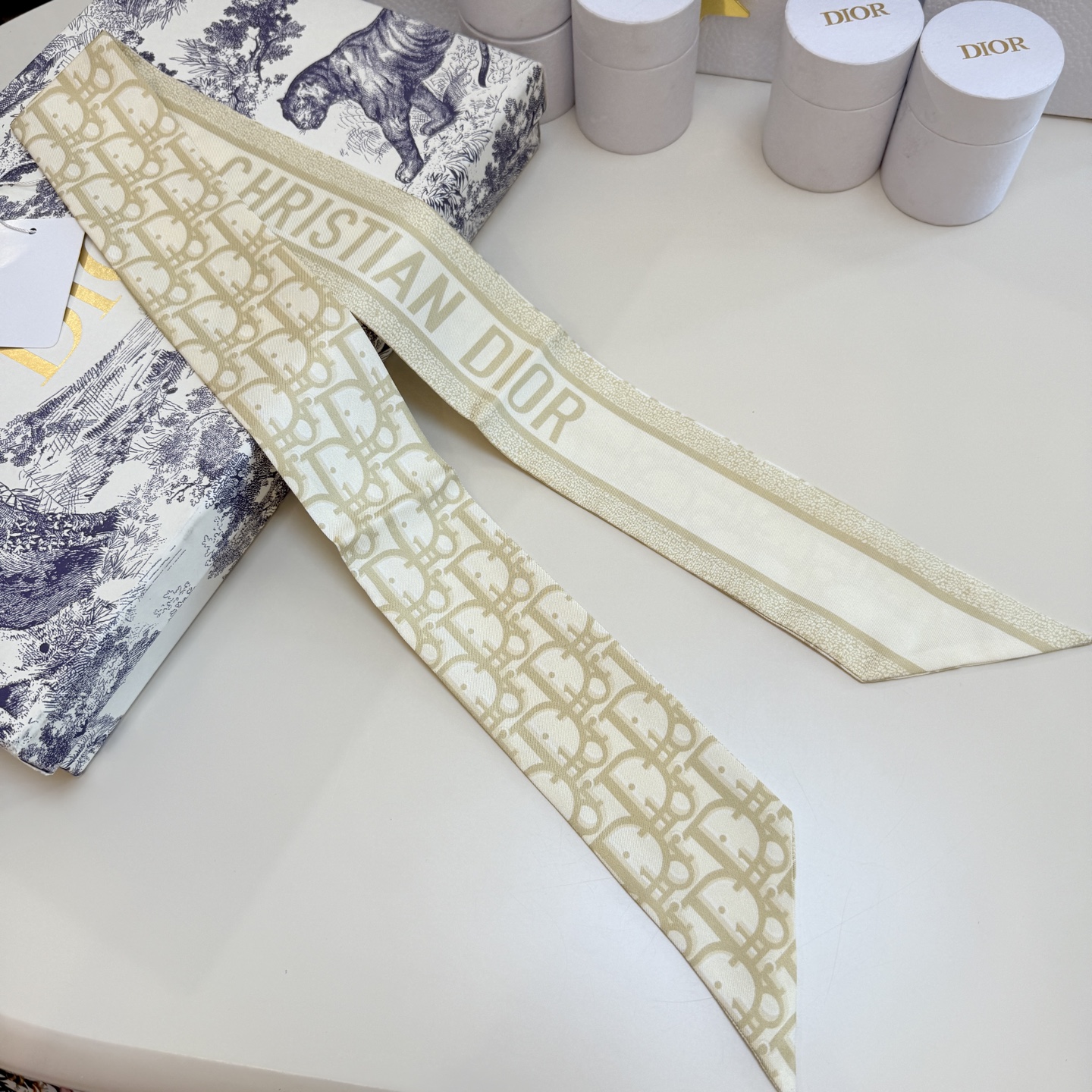💰新款💞这款 迪奥Montaigne Mitzah 发带丝巾从标志性的 Dior 精品店地址汲取灵感，老
